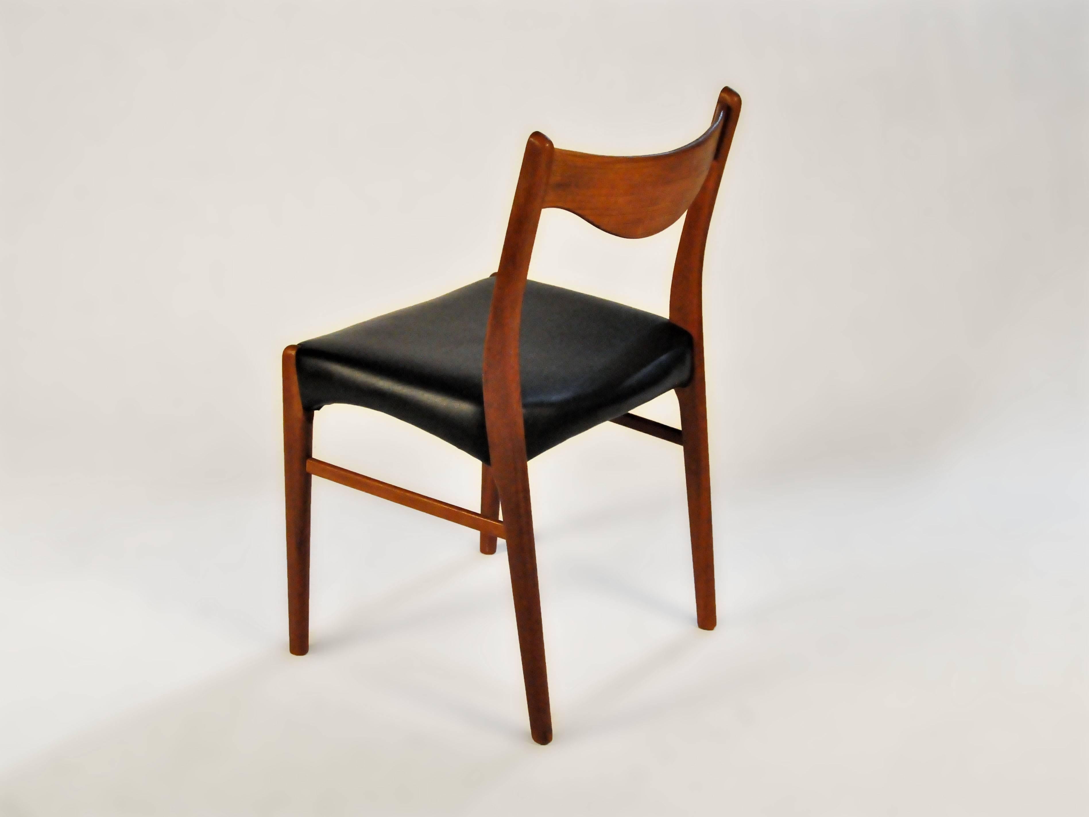 1960s Ejnar Larsen and Axel Bender Madsen Teak Dining Chairs In Good Condition In Knebel, DK