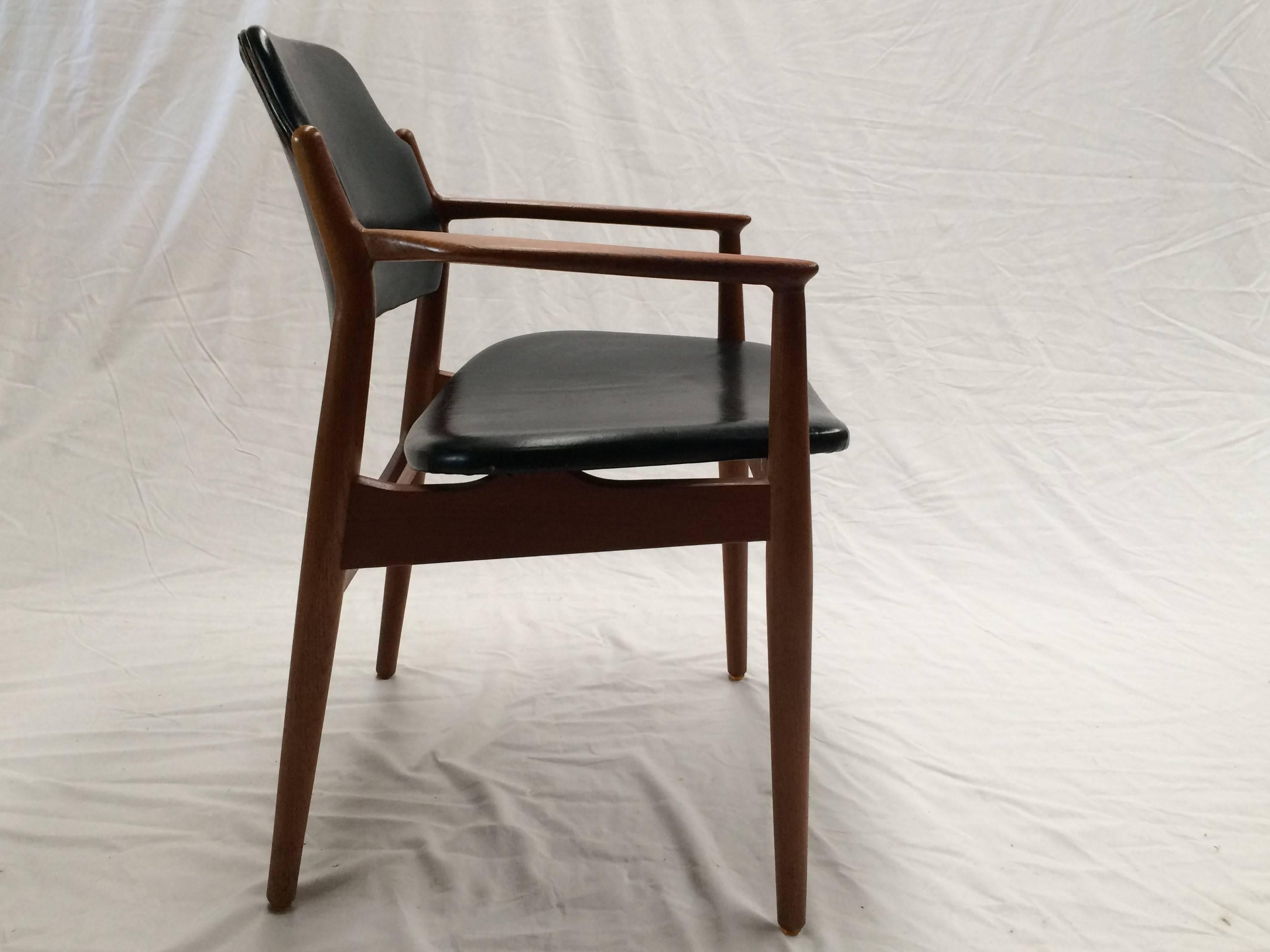 Arne Vodders model 62A armchair was designed in 1961 for Sibast Møbler.

The comfortable armchair in teak is in very good condition with refinished frame and original leather upholstery. The chair is evidence of what good designers and skilled
