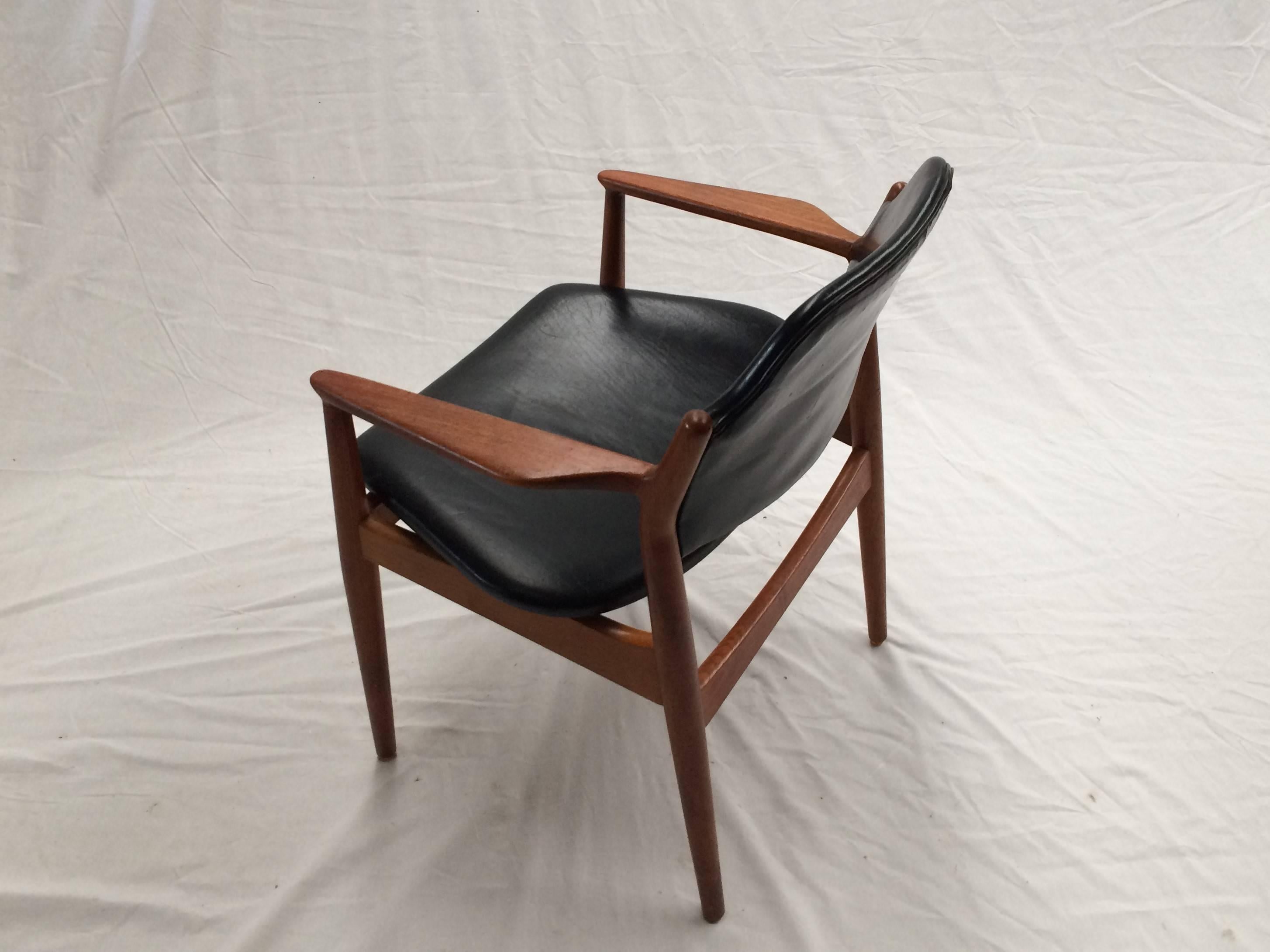 Scandinavian Modern 1960s Arne Vodder Model 62A Armchair in Teak and Original Black Leather, Sibast