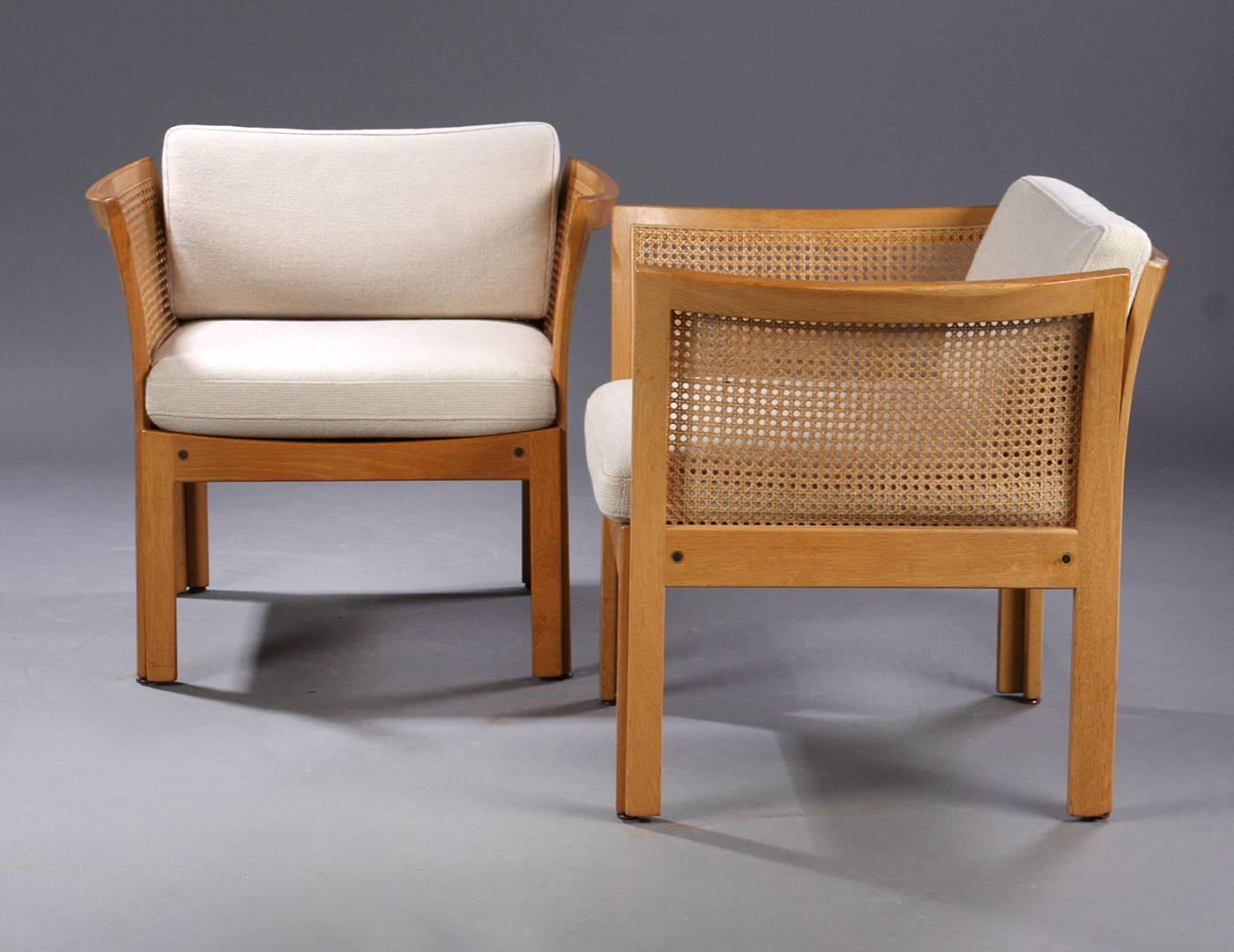 The plexus armchair series was designed by Illum Wikkelsø in the 1960s and producend by CFC Silkeborg.

The armchairs are in good condition and features a frame in oak and fabric upholstery.

The Plexus series is designed to be taken apart making it