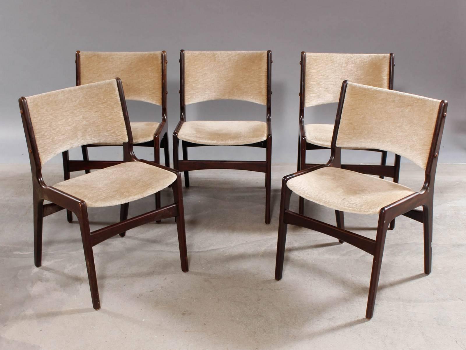 Five Erik Buch dining chairs made by Odense Maskinsnedkeri.

The chairs feature a solid teak frame and white/grey velvet and are as all of Erik Buchs chairs characterized by high-quality materials, solid craftsmanship, Scandinavian aesthetic and not