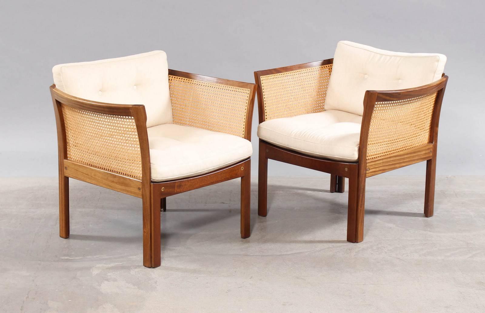 The Plexus armchair series was designed by Illum Wikkelsø in the 1960s and produced by CFC Silkeborg. This set features

The armchairs are in good condition and features a frame in mahogany and fabric upholstery.

The Plexus series is designed to be
