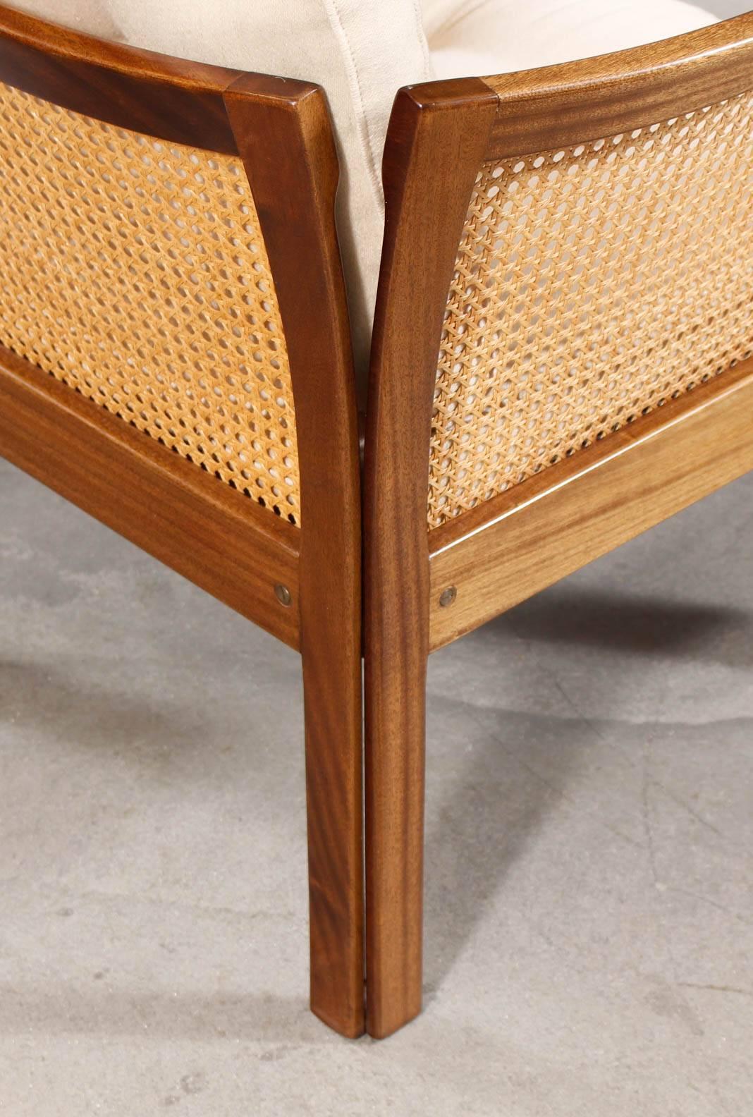 1960s Illum Vikkelso Set of Two Plexus Easy Chairs in Mahogany and White Fabric In Good Condition In Knebel, DK