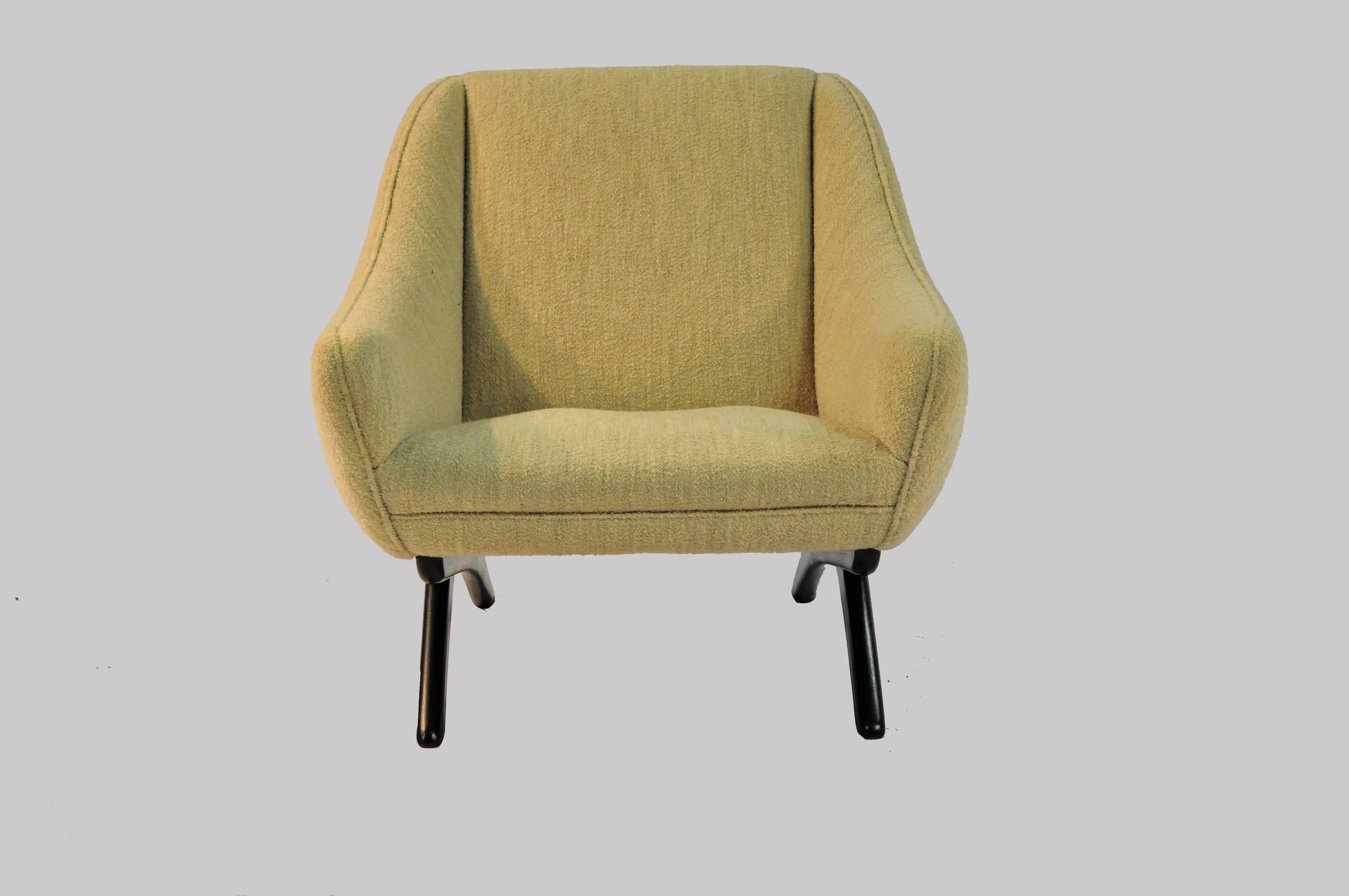 Large comfortable Illum Wikkelsø armchair from the 1960s in good condition.

As for all of our upholstered items we will be happy to give you an offer for reupholstery to your wishes and ship newly upholstered to you within 2 weeks from you have