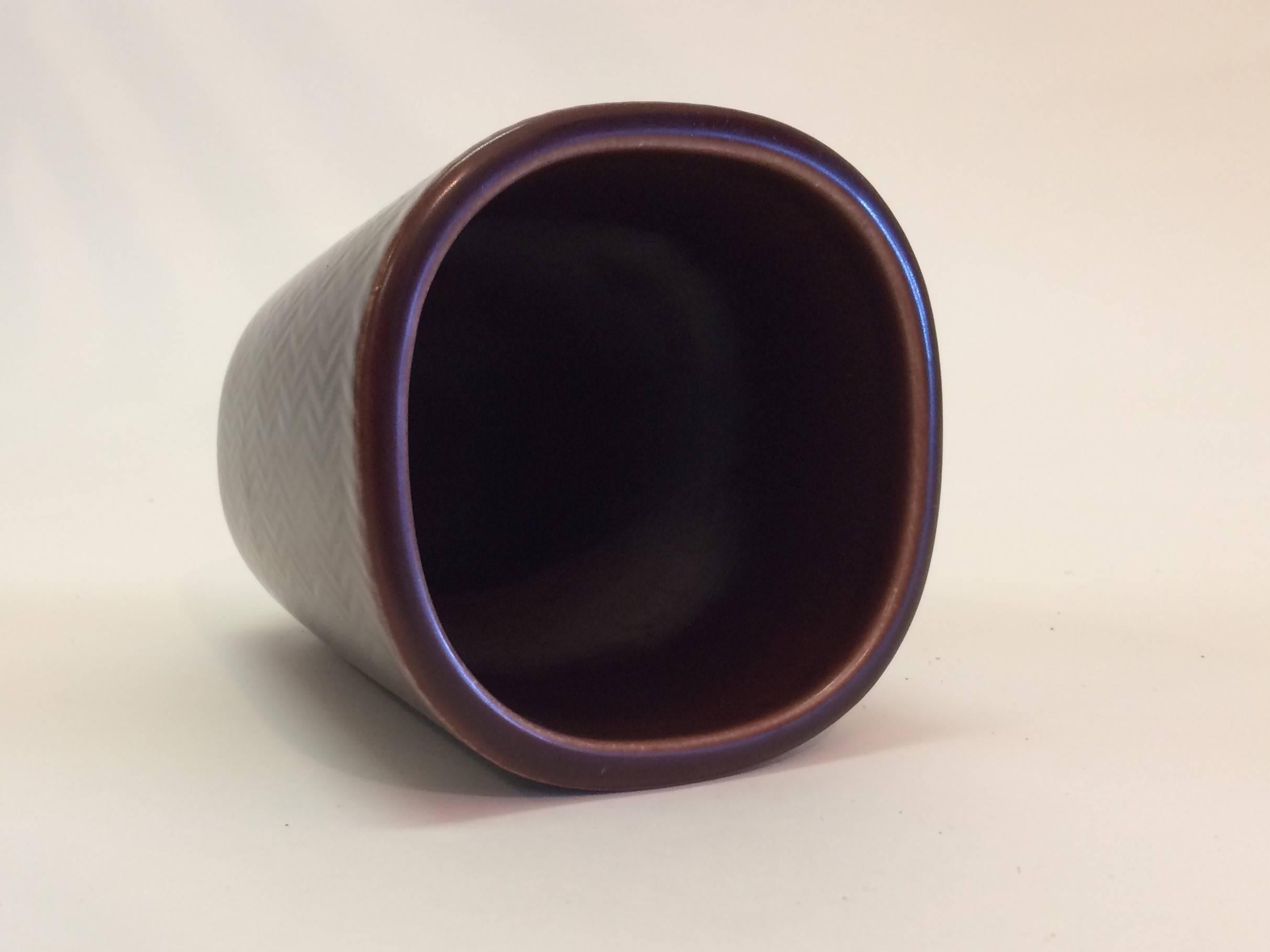 Mid-Century moderno Vaso Marselis in faience rossa di Nils Thorsson del 1950, Aluminia / Royal Copenhagen in vendita