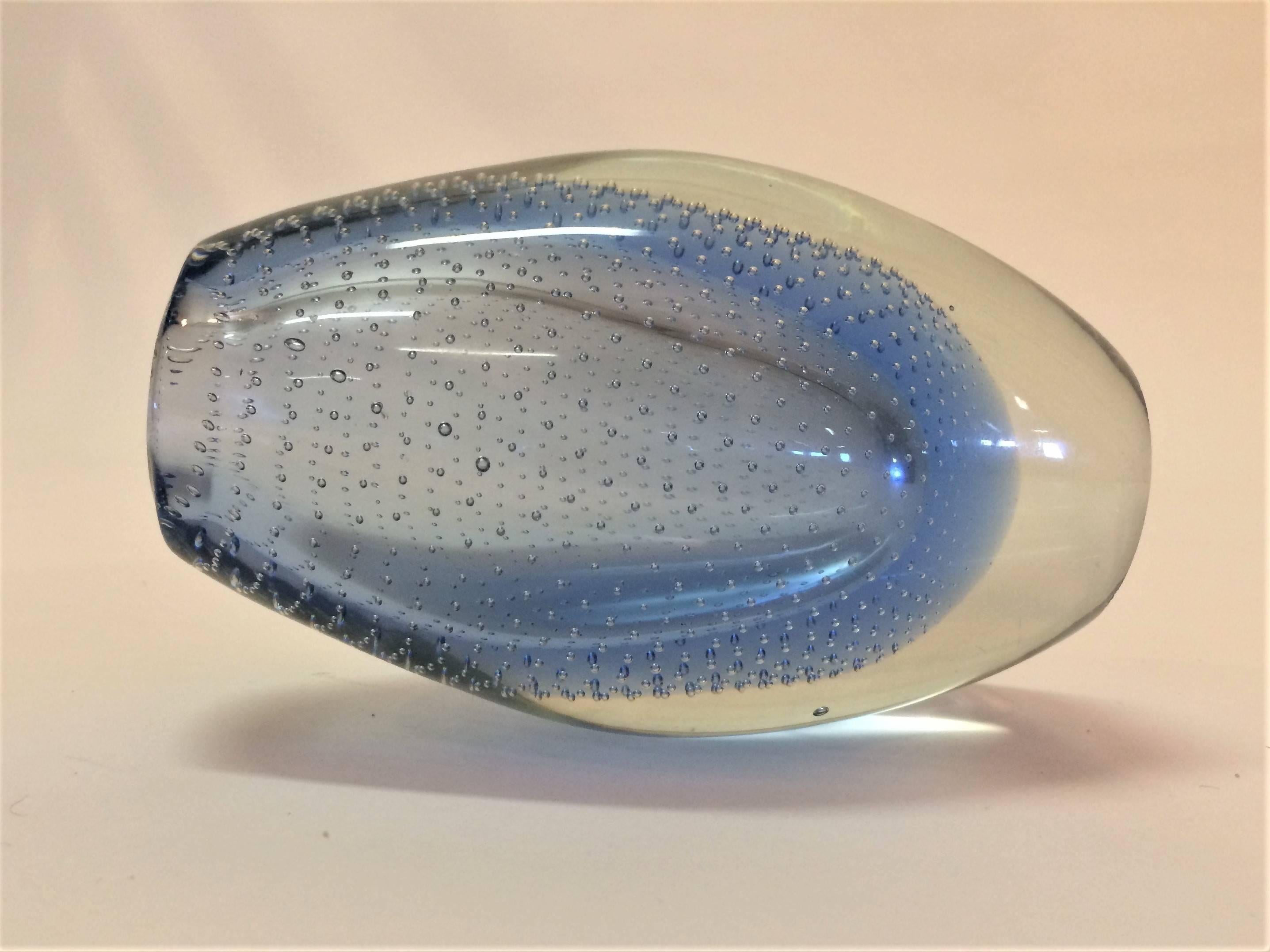 Handblown Finnish Gunnel Nyman attributed glass vase in clear and blue glass, internally decorated with a precise pattern of air bubbles. 

Gunnel Nyman was one of the founders of modern Finnish glass design.
The core characteristic of her glass