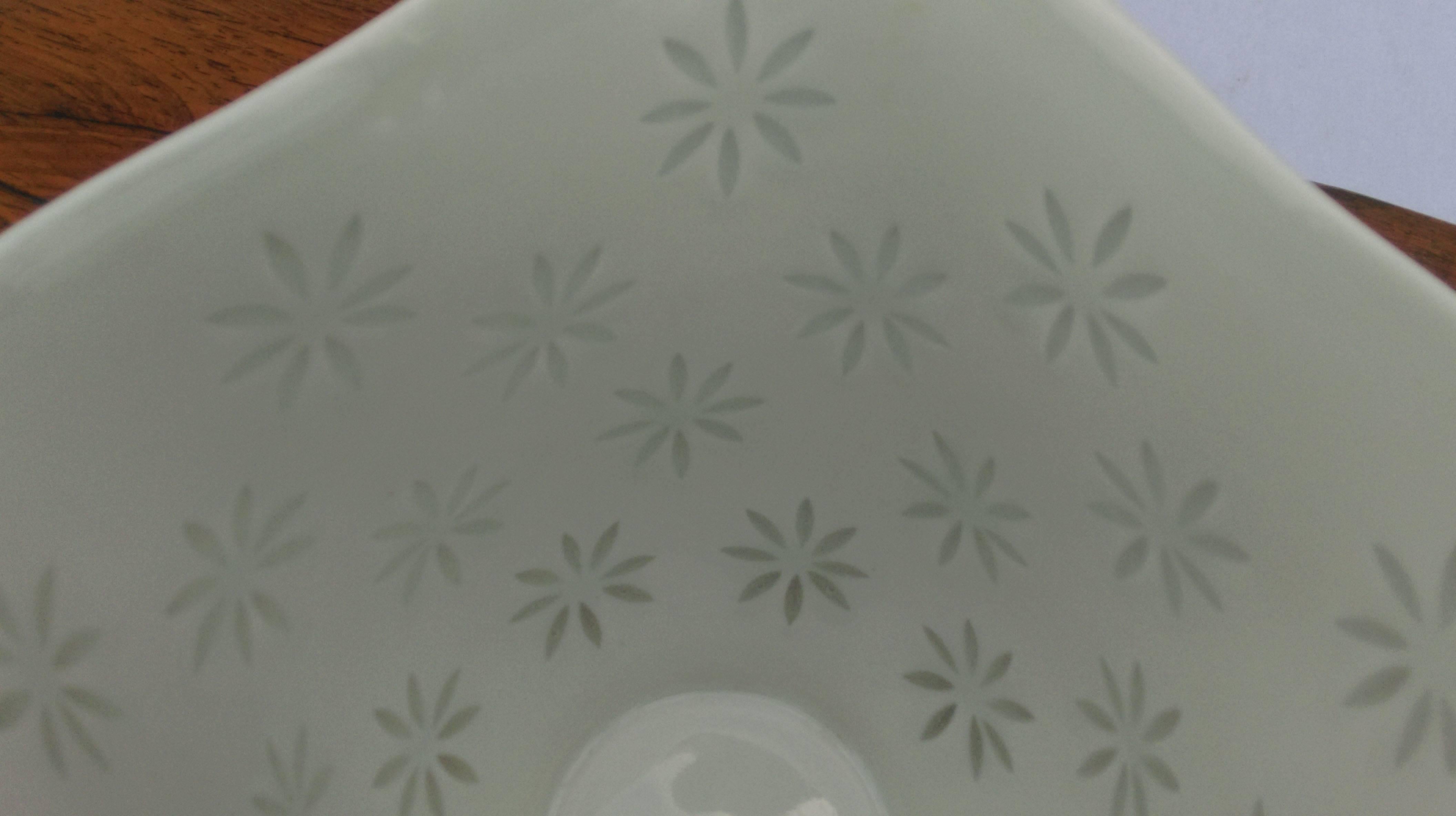 Finlandais Vase en porcelaine blanche Arabia émaillée « Ice » de Friedl Holzer-Kjellberg des années 1960 en vente