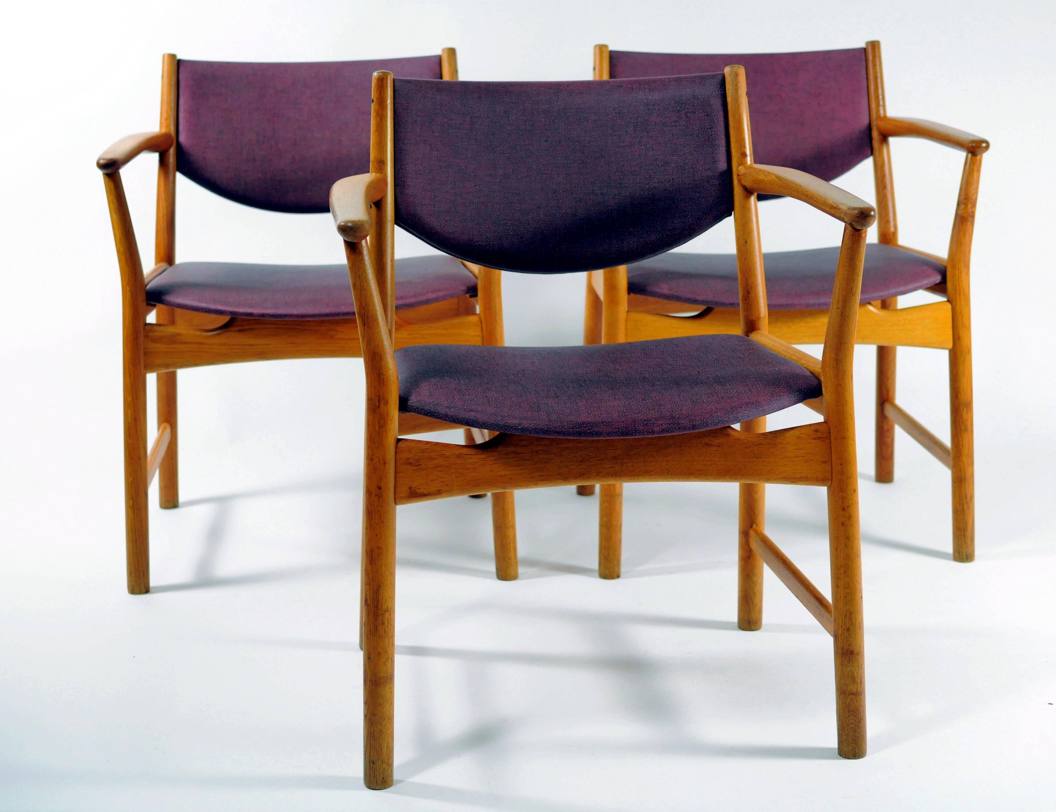 Seltener Satz von drei Sesseln Modell Elena in Eiche, entworfen von Aksel Bender Madsen und Ejnar Larsen, geprägtes Zeichen der Odense Stolefabrik.

Die Stühle haben ein massives Gestell aus Eichenholz mit eleganten Linien, Winkeln und Kurven, die