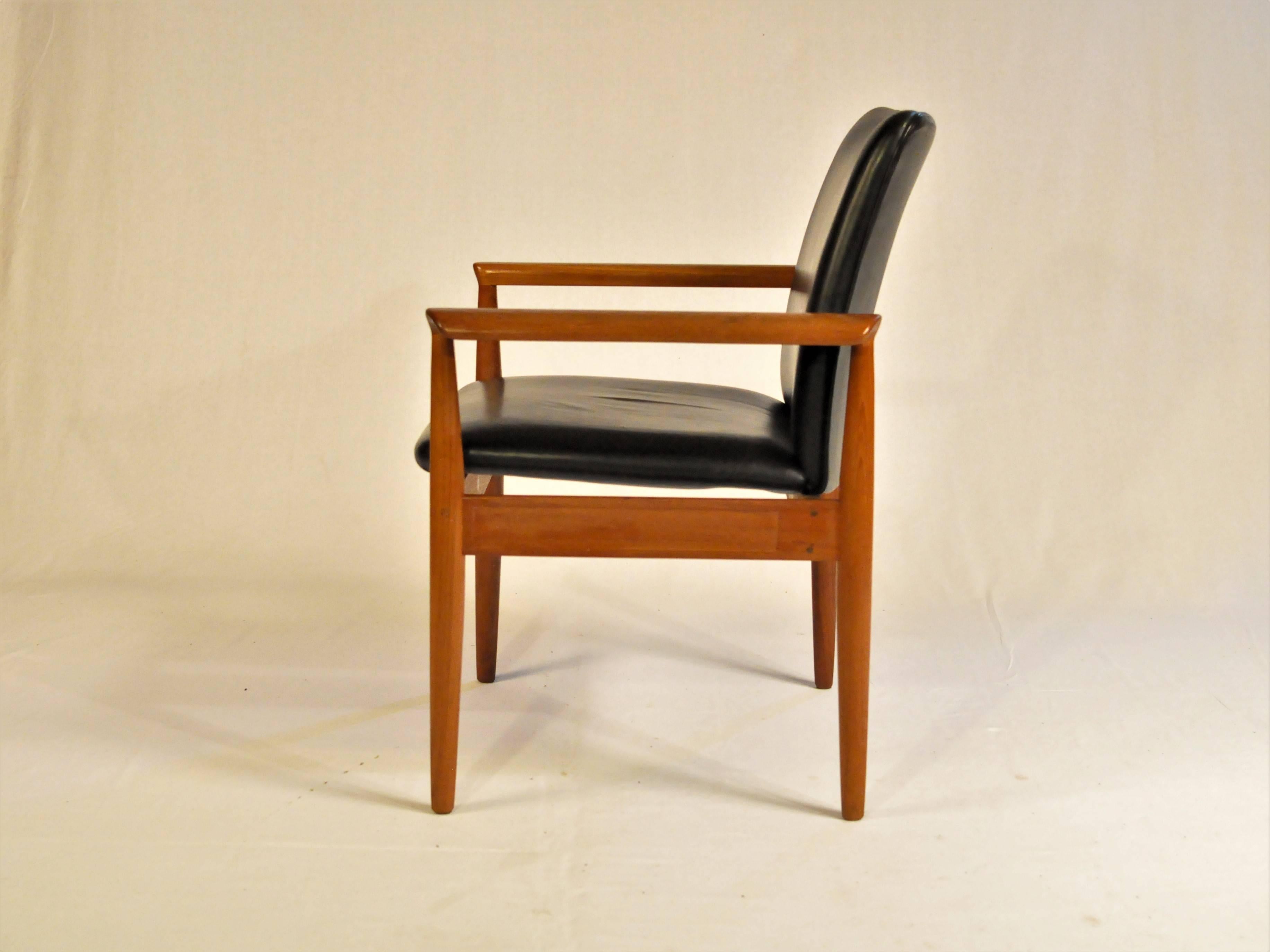 Set of six Finn Juhl armchairs in Bangkok teak and black leather designed in 1963 and made by France and Son / Cado in the 1960s

The armchairs have a solid stabile frame in teak and seats in black leather with deep foam that make them very