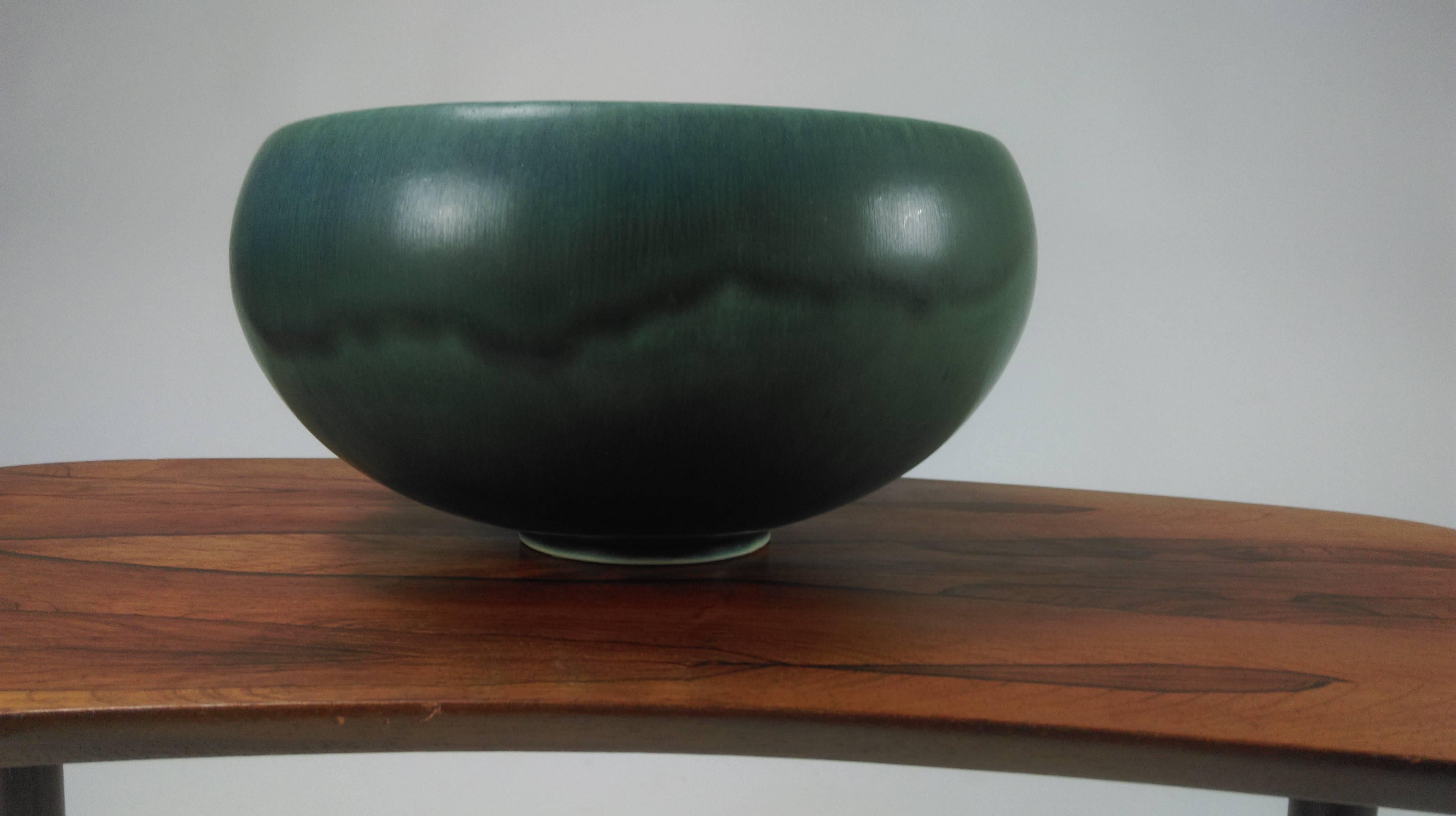 Saxbo, ceramic bowl from the 1950s in Scandinavian modern design with beautiful glaze in green tones.

Bowl is in good condition, minor wear, no cracks or chips.

Stamped with Saxbo logo model number 94.
     