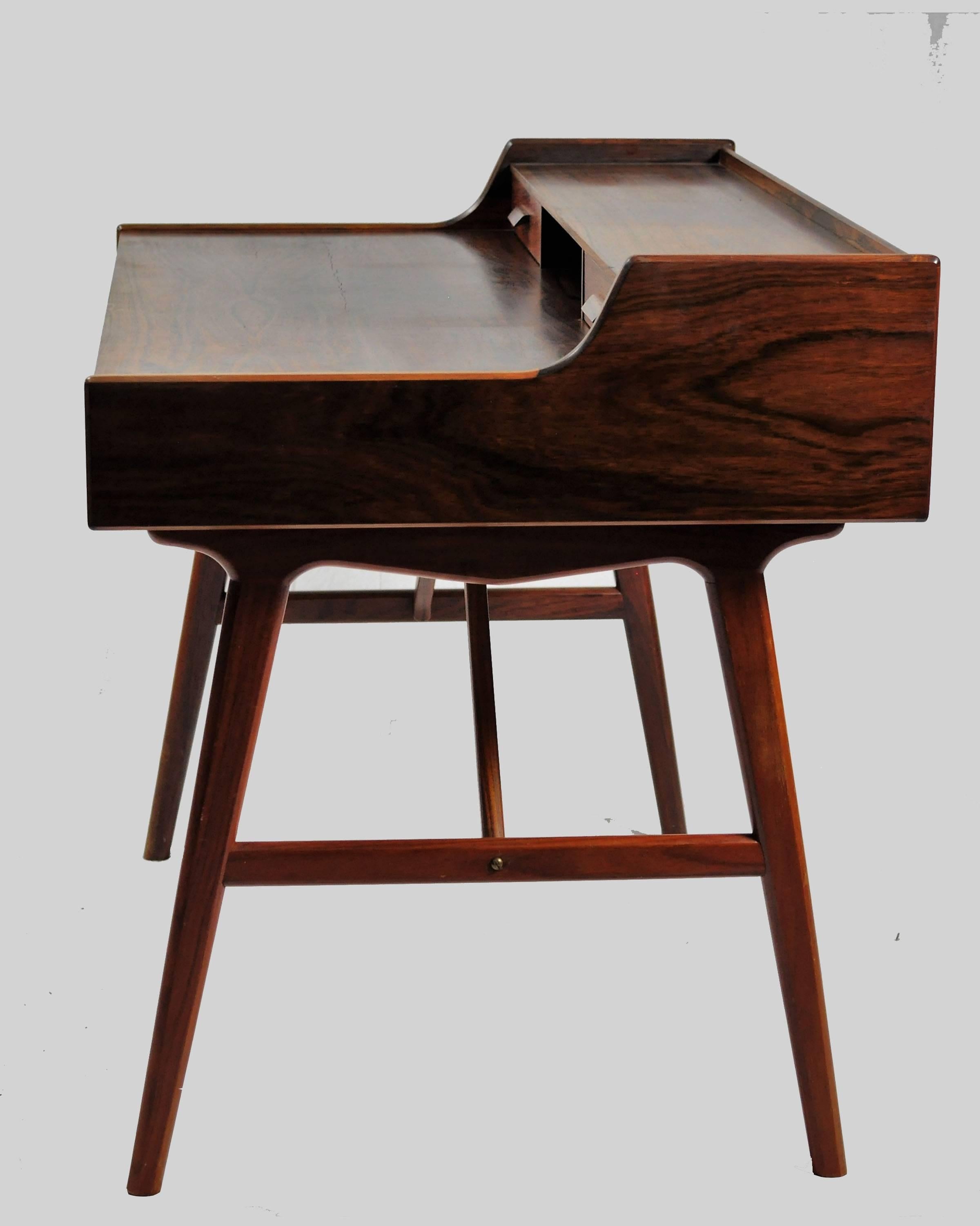 Desk in rosewood designed in 1961 by Arne Wahl Iversen for Vinde Møbelfabrik.

The desk is refinished and in very good condition.
