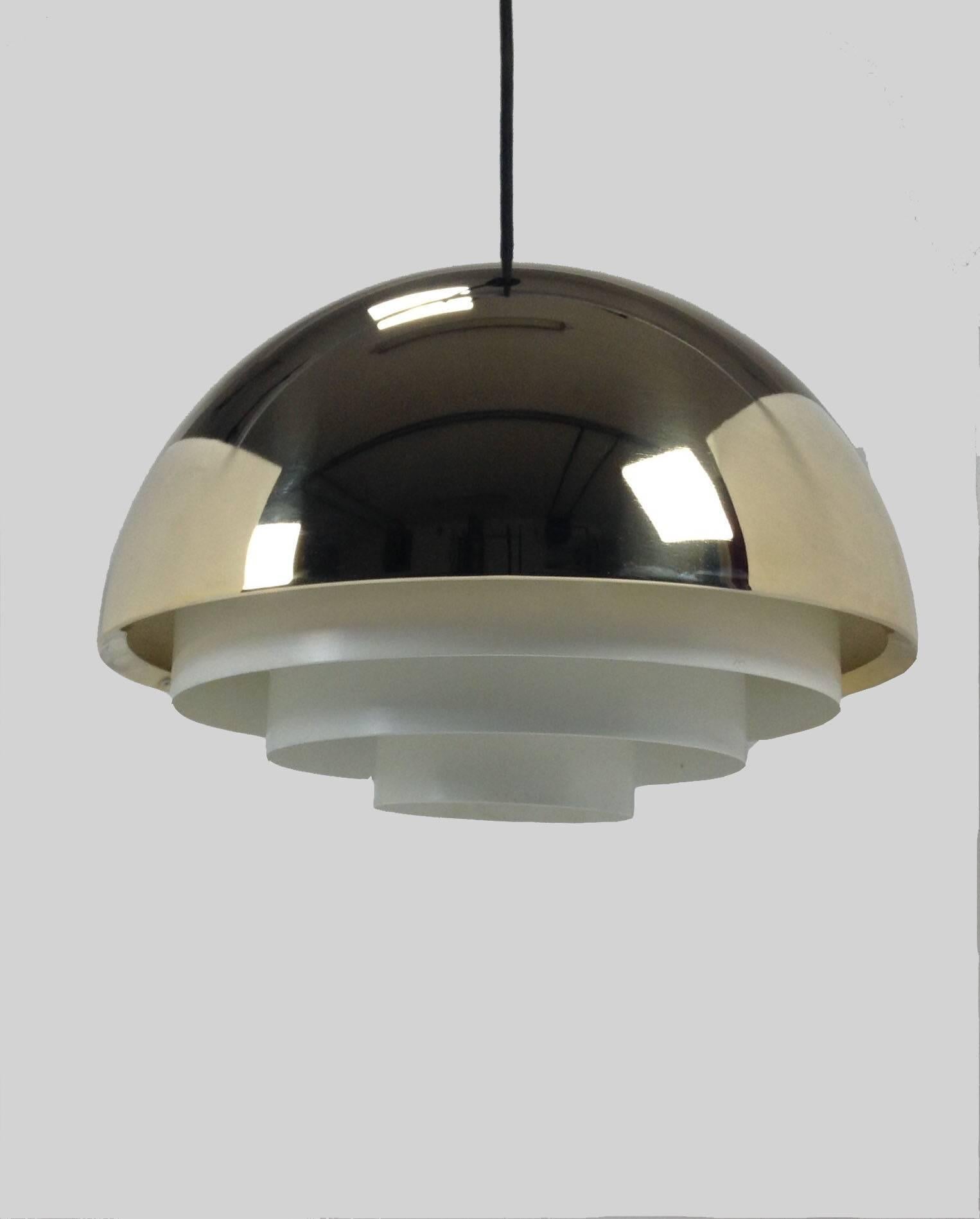 Milieu pendant lamp designed by Jo Hammerborg in the 1960s and manufactured by Fog & Mørup in Denmark.

The shade is made of solid brass with a white metal grill.

The pendant is in very good condition with only few and minor signs of age and wear.

