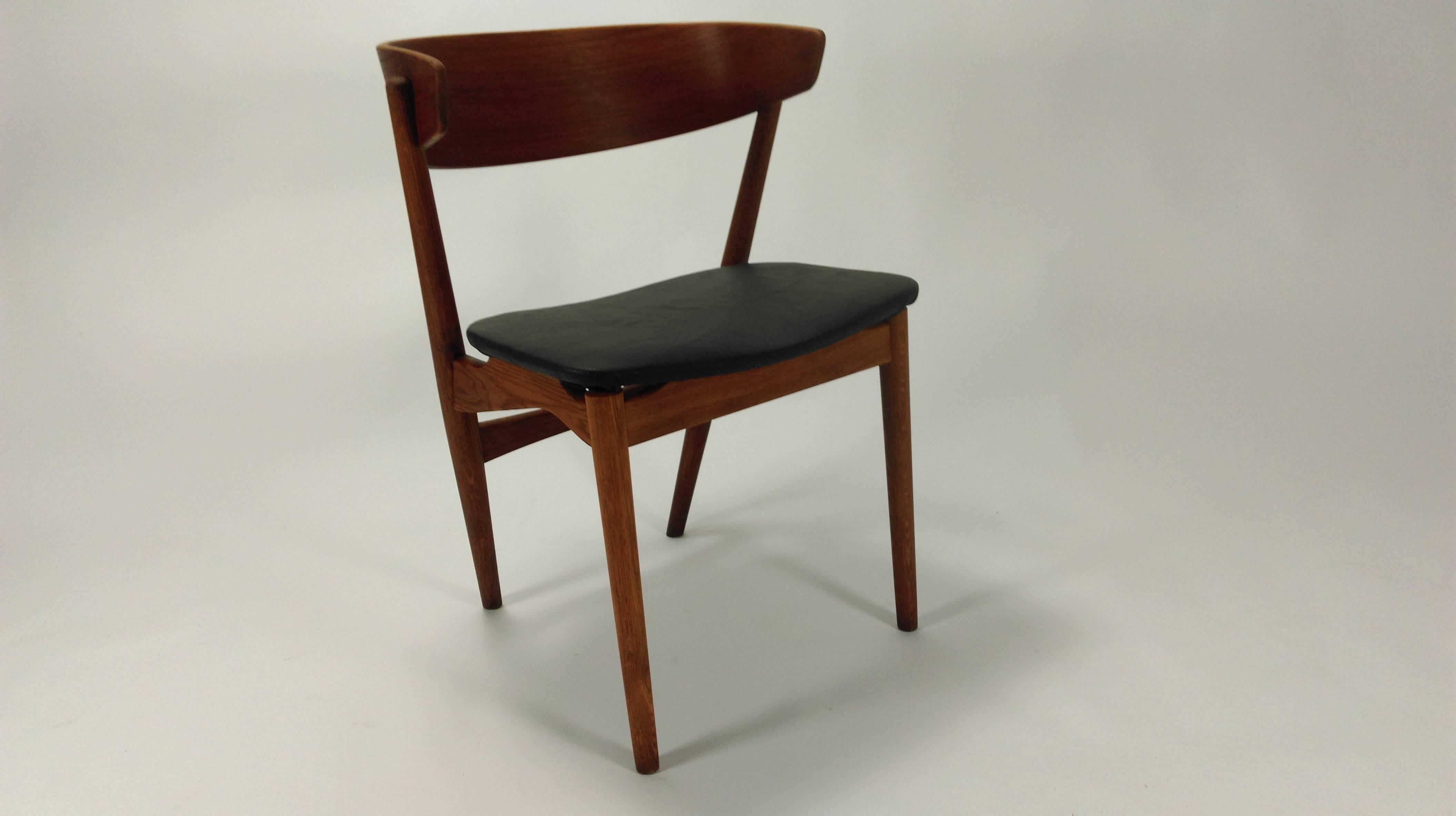 Pair of Fully restored Danish modern 1960s dining chairs by Helge Sibast.

The chairs feature organic lines from the extreme curved teak backrests, to the oak frame with it´s sculptural contouring on the side braces with the floating seat, to the
