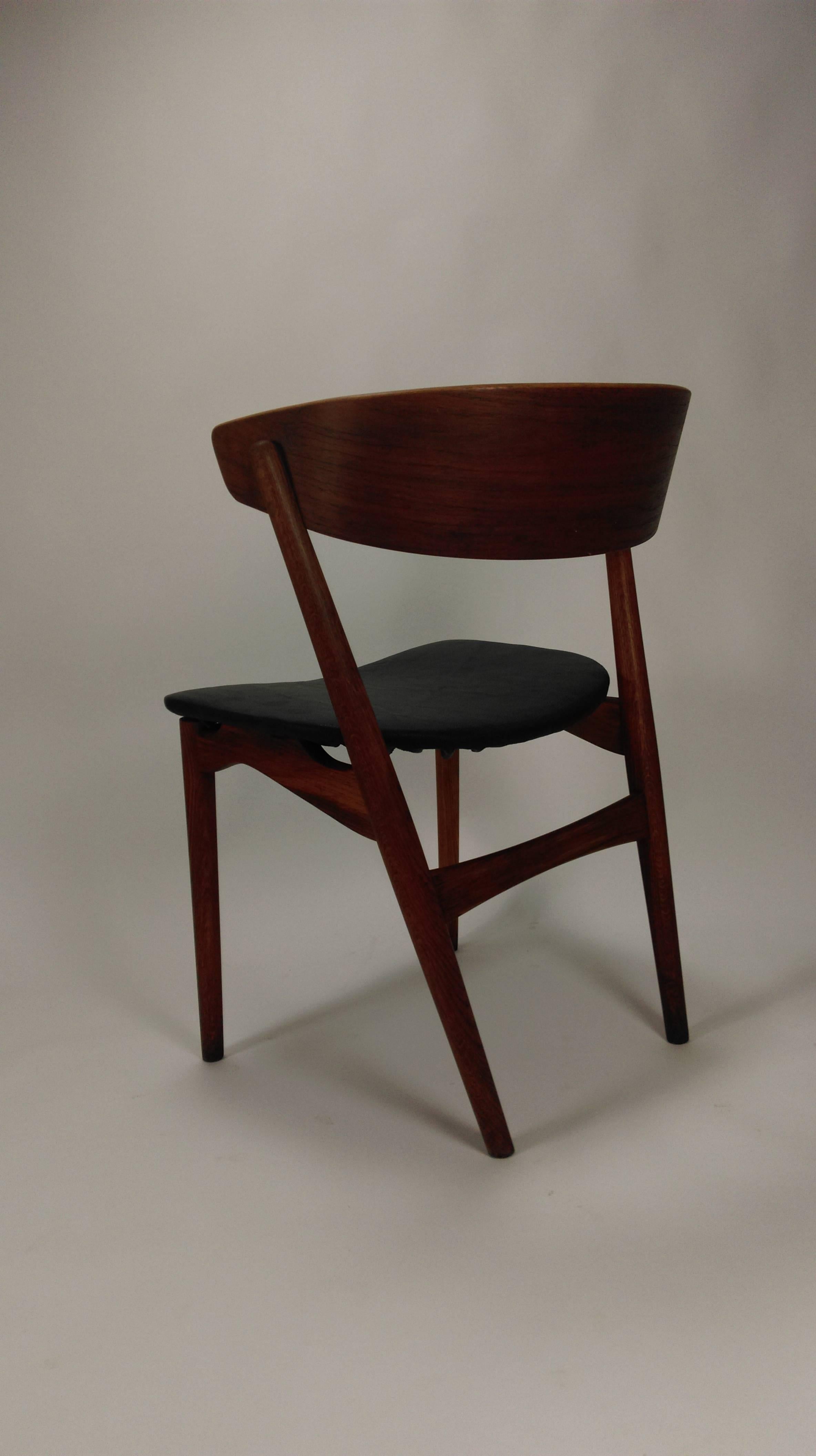 Coppia di sedie da pranzo danesi degli anni '60 in teak e Oak di Helge Sibast In condizioni buone in vendita a Knebel, DK
