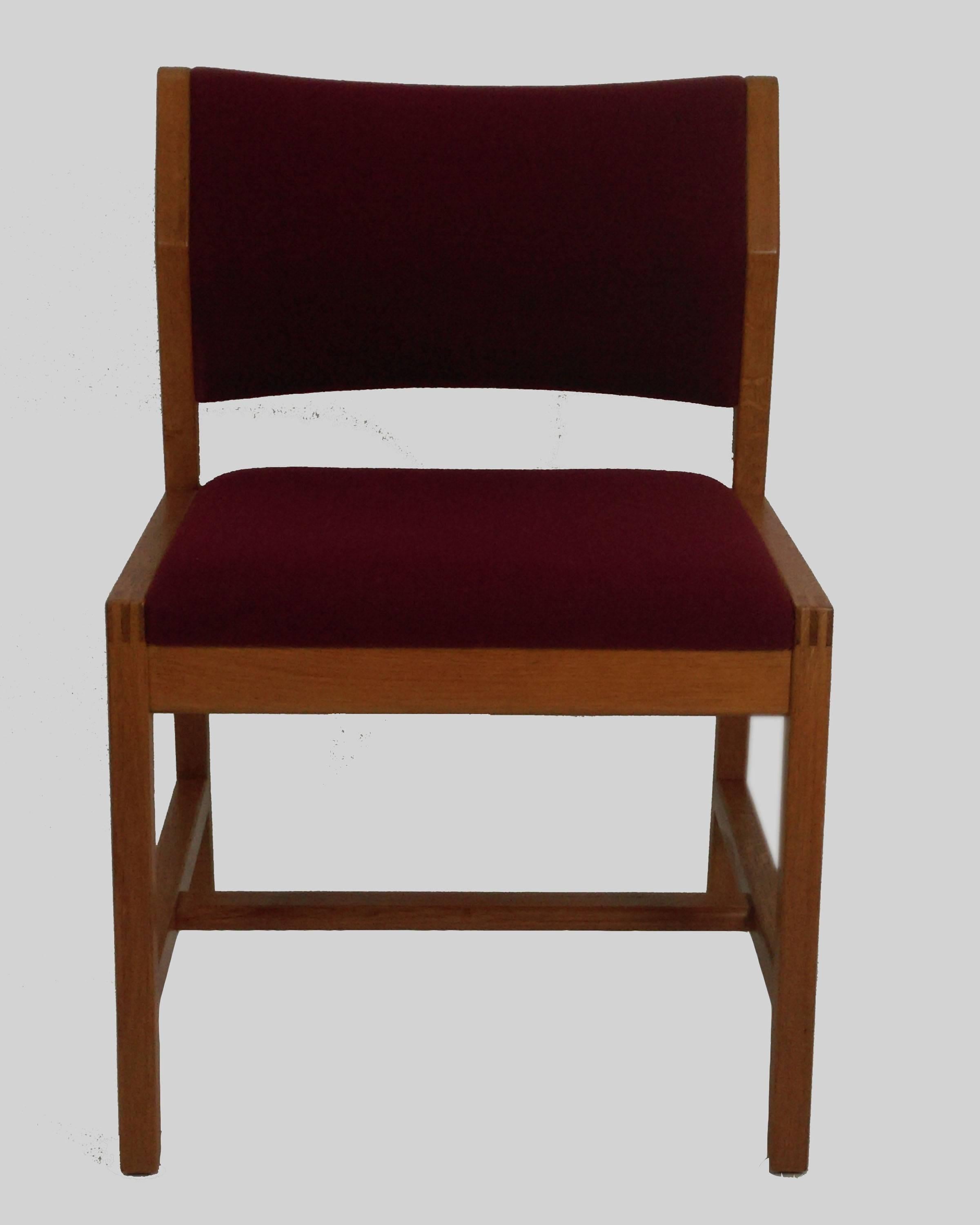 Ensemble de six chaises de salle à manger modèle 3241 en chêne, conçues en 1968 par Børge Mogensen pour Frederecia Stolefabrik.

Les chaises et la tapisserie sont en très bon état.