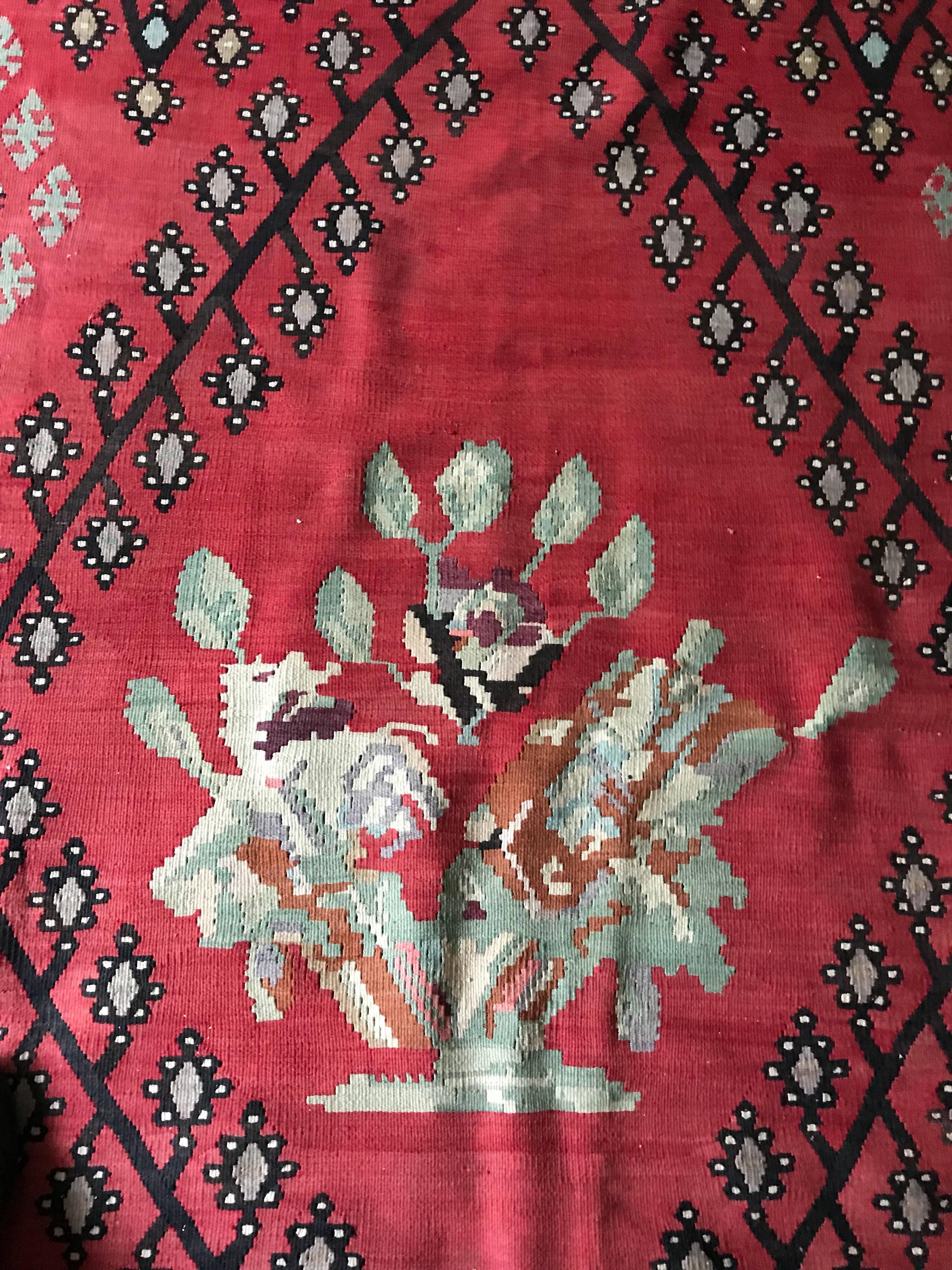 Alter (ca. 100 Jahre) kaukasischer Kelim
Maße: 354 x 251 cm

In sehr gutem Zustand
wunderbare Farben
immer als Wandteppich verwendet.
 