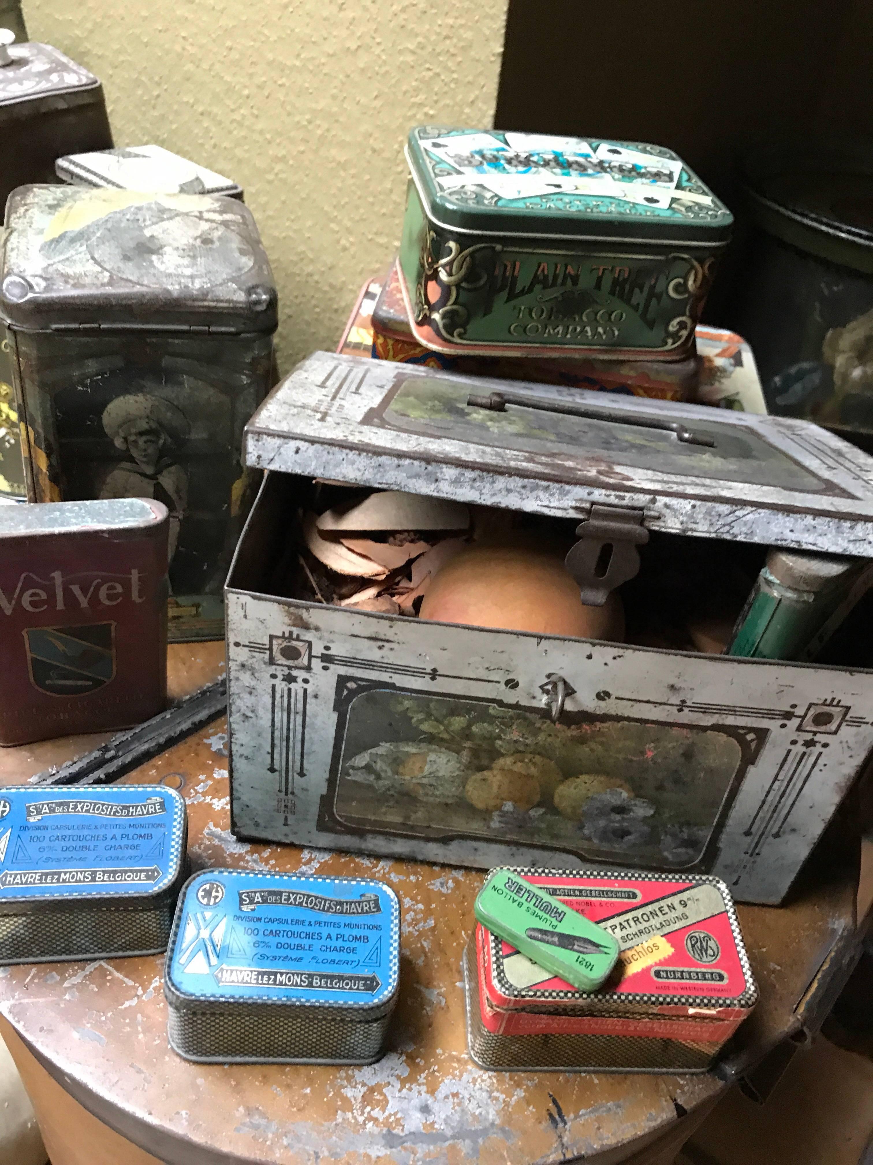 Wonderful and crazy such a collection of "tins"
circa 1900
Tins for food, wax, bullets, coffee, tea, candy, flower etc .......
and a tin duck beautiful 
with respect off age and little defaults of time. 

