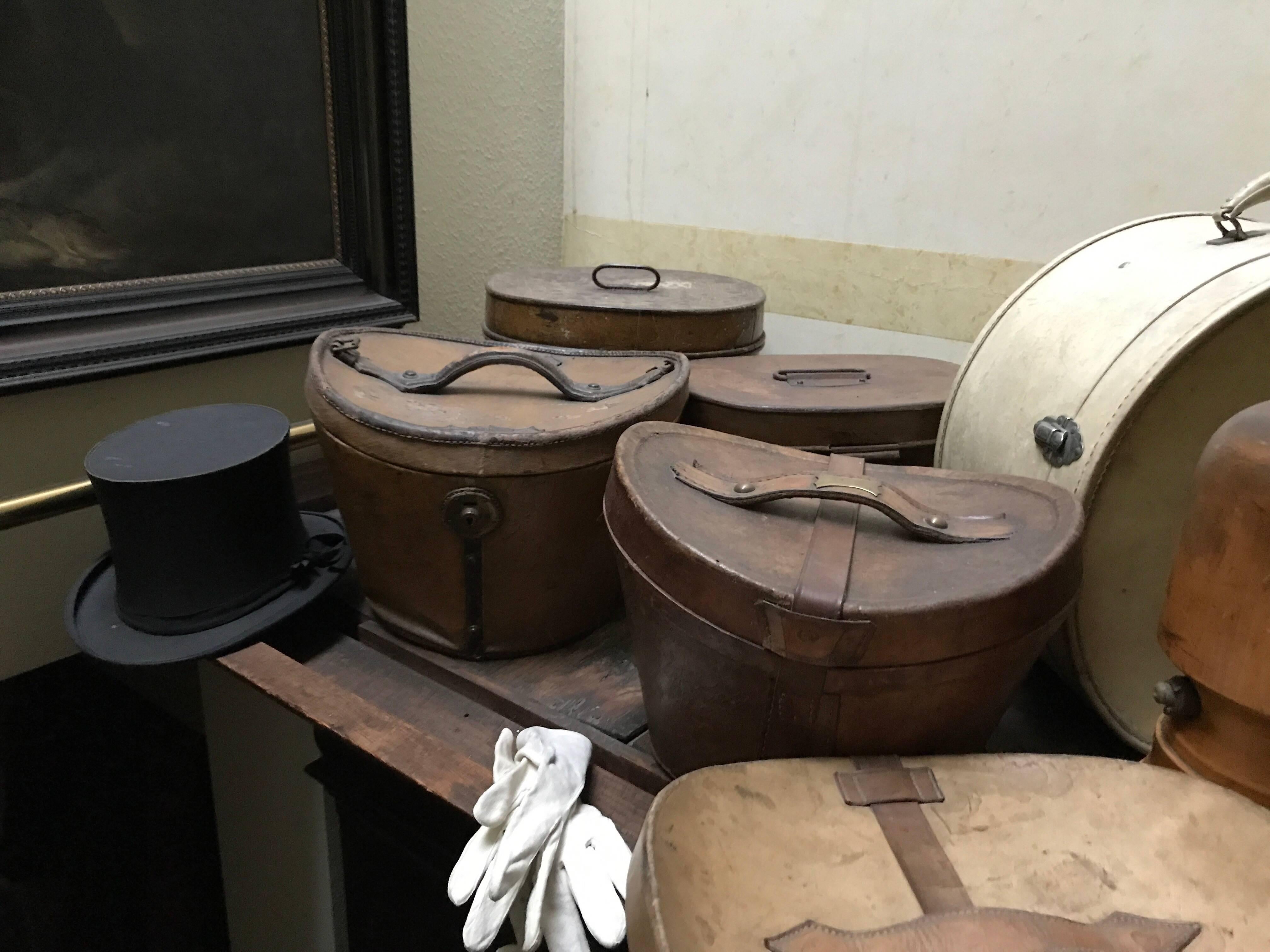 7 Hat box ( es)  in Leather, One of Harrods London, Metal, Chapeau Claque Opera In Good Condition For Sale In Diest, Vlaams Brabant