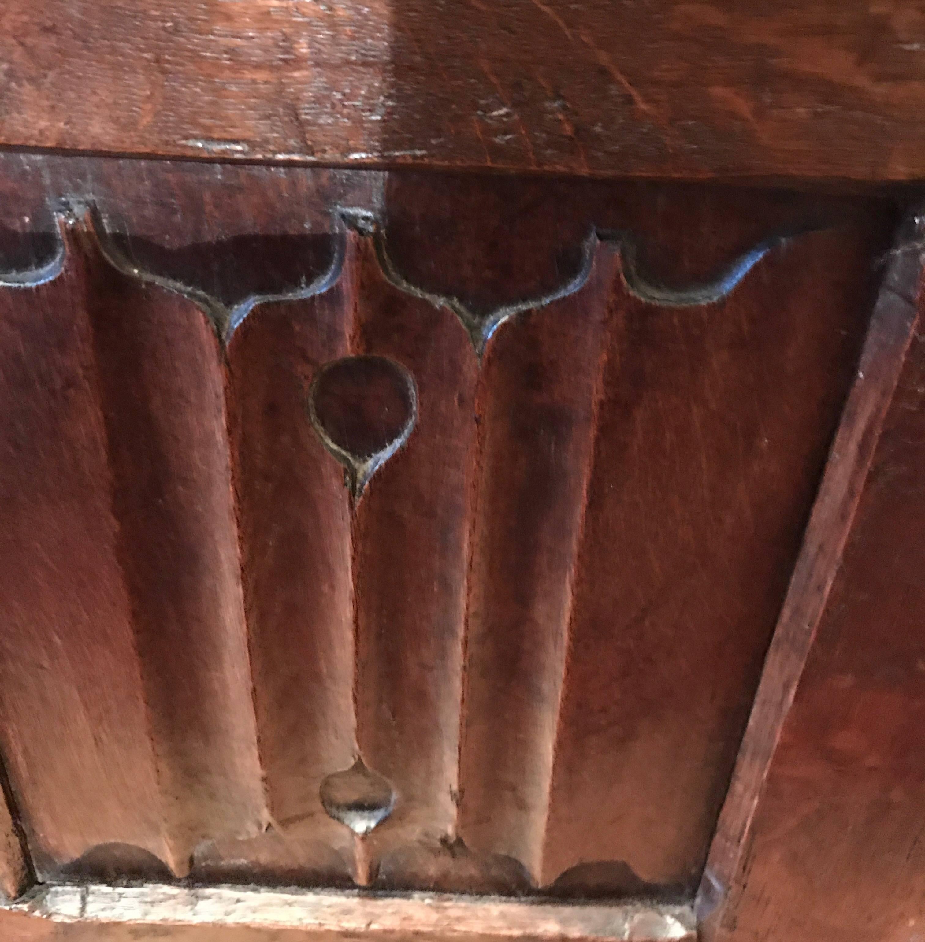 Gothic Late 15th Century Chest Linenfold Pannels of the Period In Good Condition In Diest, Vlaams Brabant