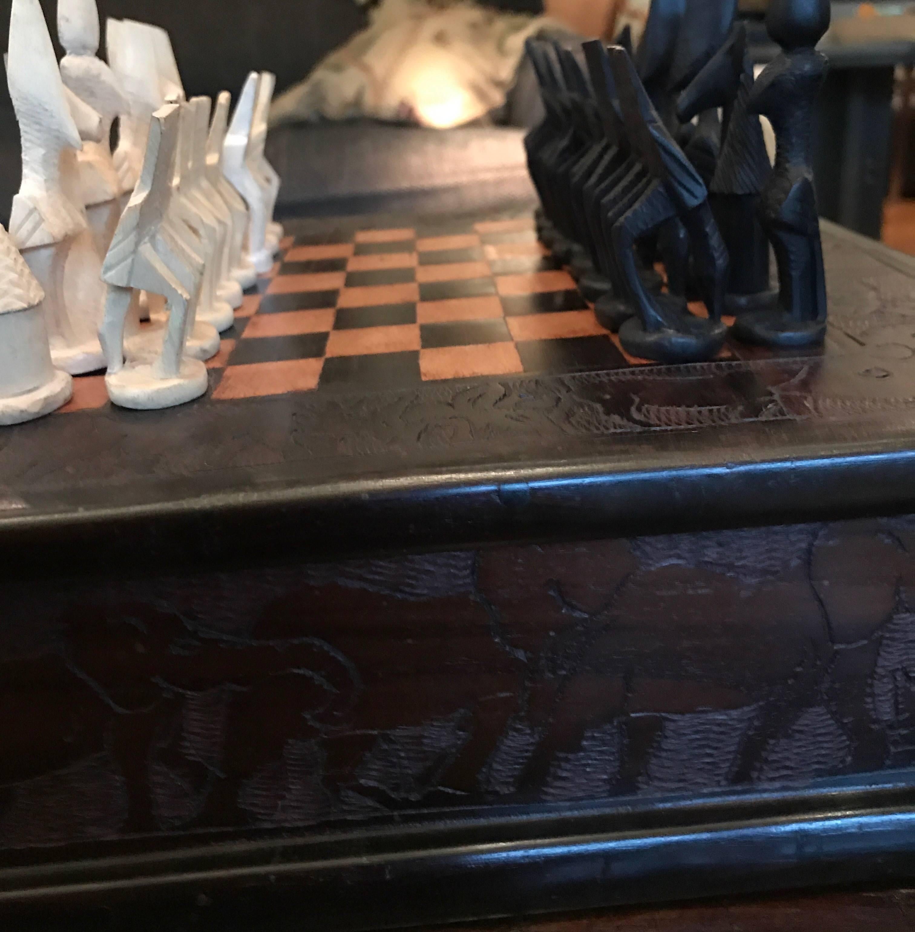 Complete chess board  in Black and White Wood Inclusive Hand-Carved Storage Box In Excellent Condition In Diest, Vlaams Brabant