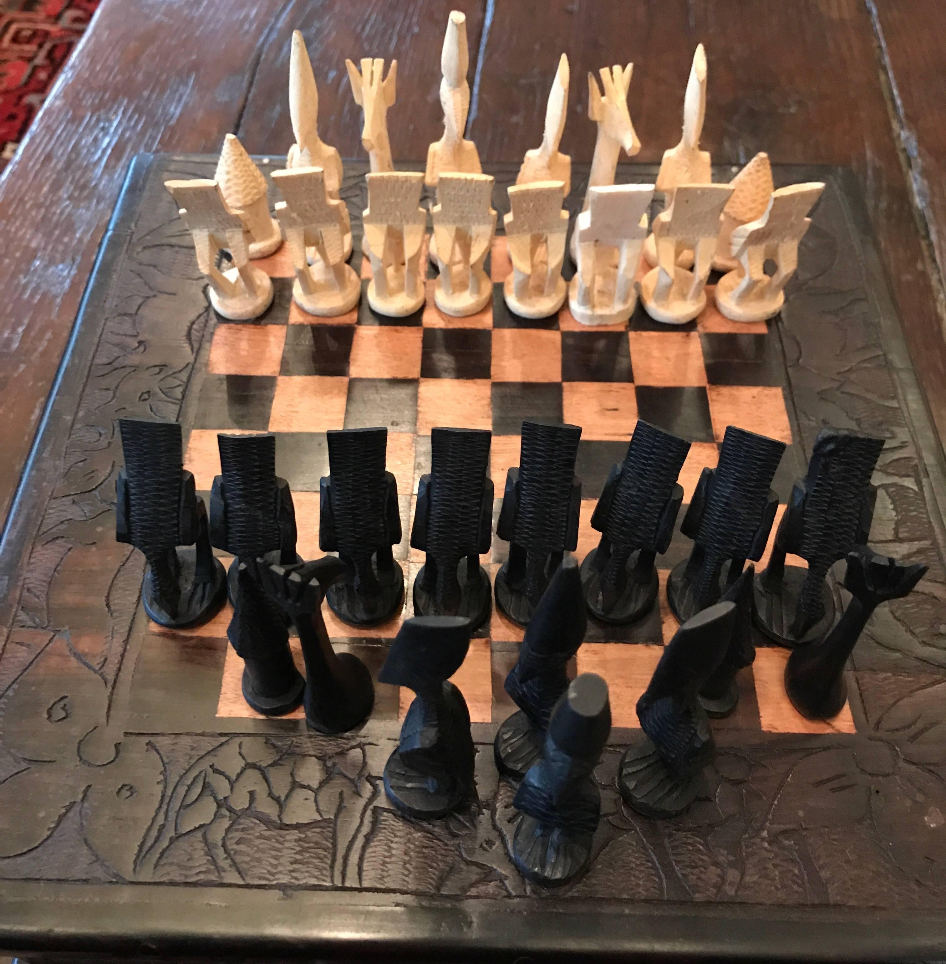 Ebony Complete chess board  in Black and White Wood Inclusive Hand-Carved Storage Box
