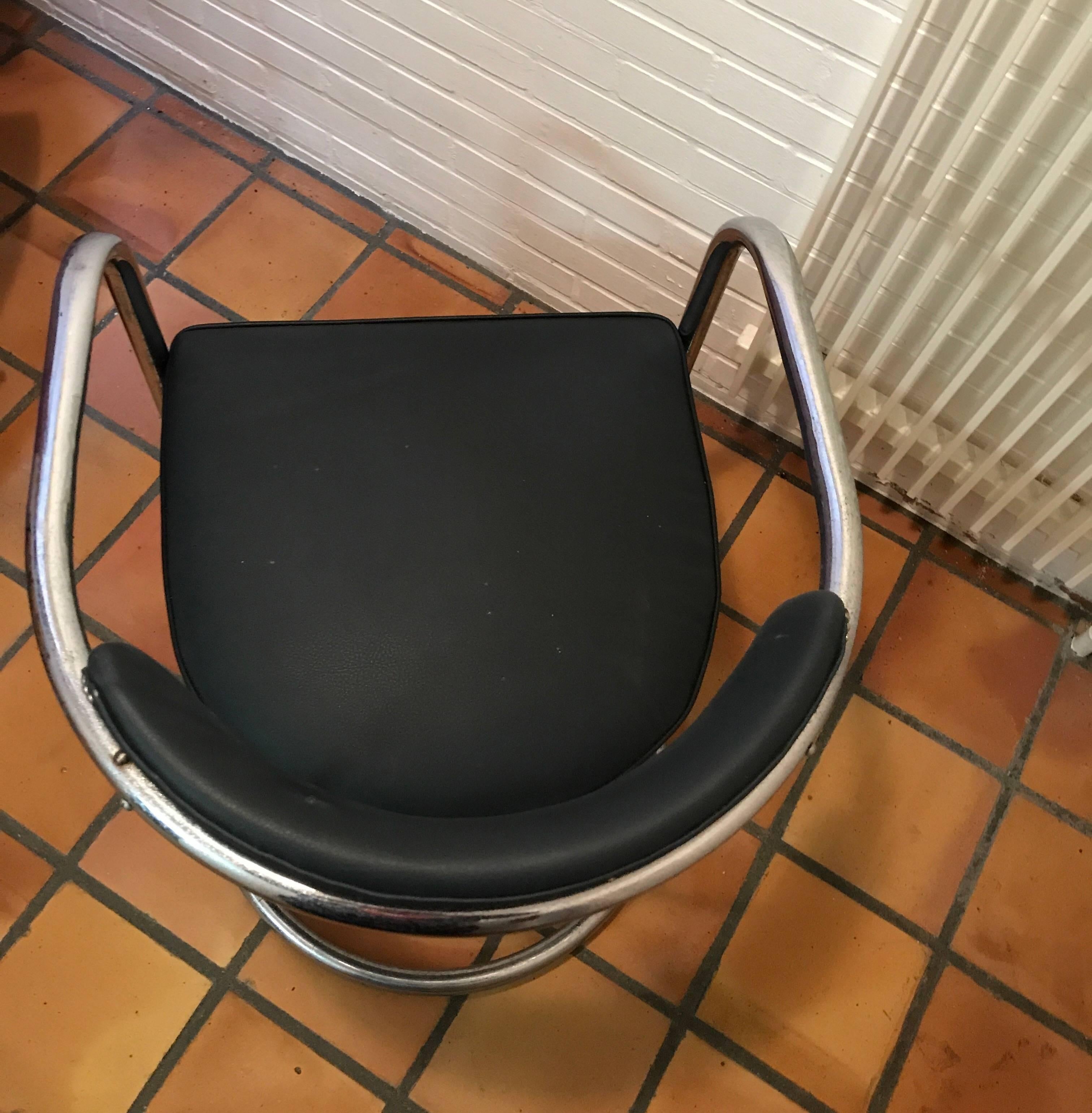 Chair circa 1930 produced under license off Thonet and designed by Hans und Wassily luckardt and produced by Mucke-Melder in Freystadt, Germany
Nr 33 in the catalogue.