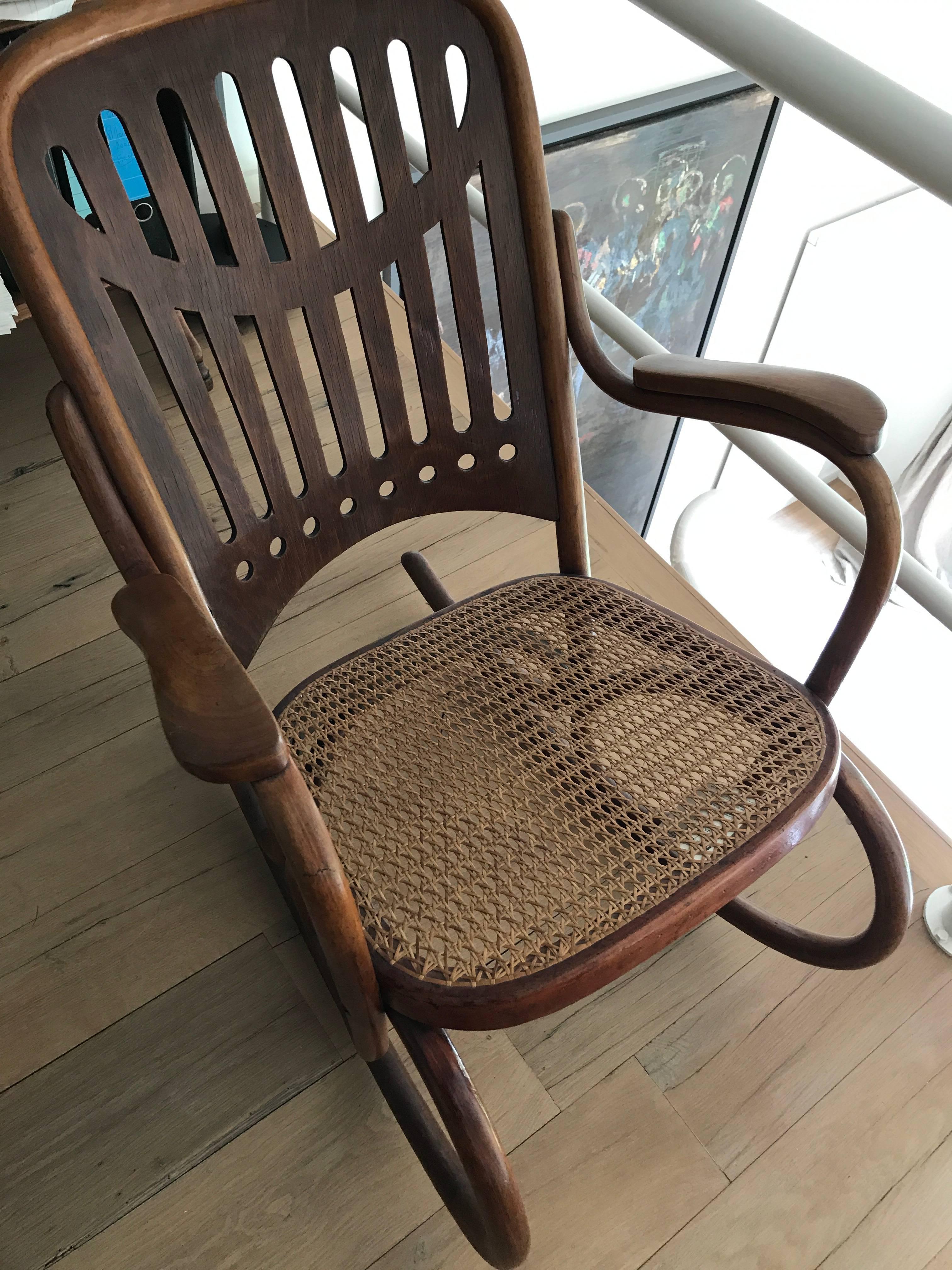Chaise à bascule en bois courbé Thonet originale en jugendstill,
vers 1910.
Dans le catalogue officiel de 1910
signé, étiqueté et tamponné
entièrement restauré.
      