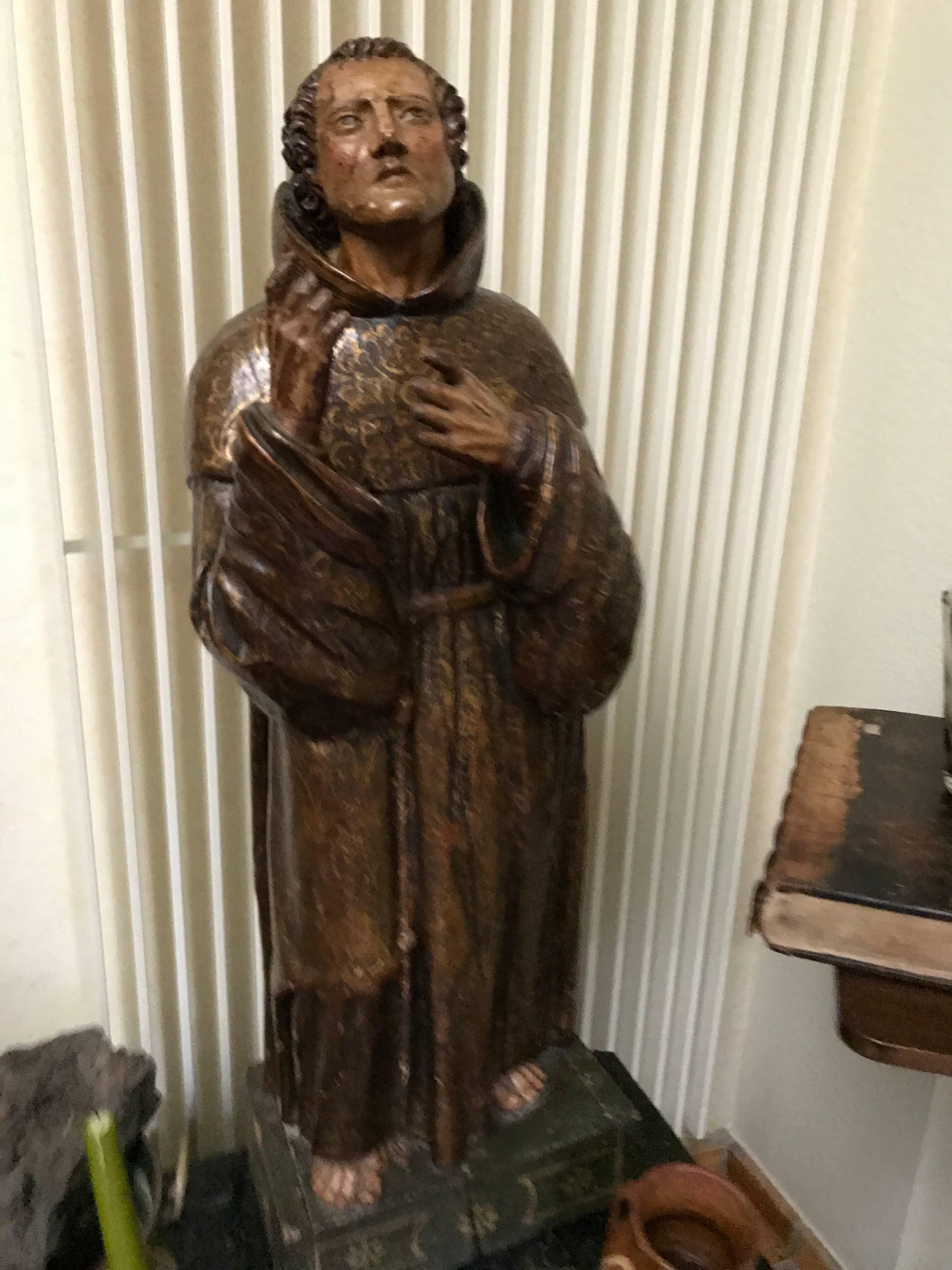 H Pascalis is a Spanish saint
statue carved in massive walnut and polychromed
17th century
Because off the walnut carved in one peace there is a crack or a vertical split
in the middle of the statue since centuries
That is the reason why in