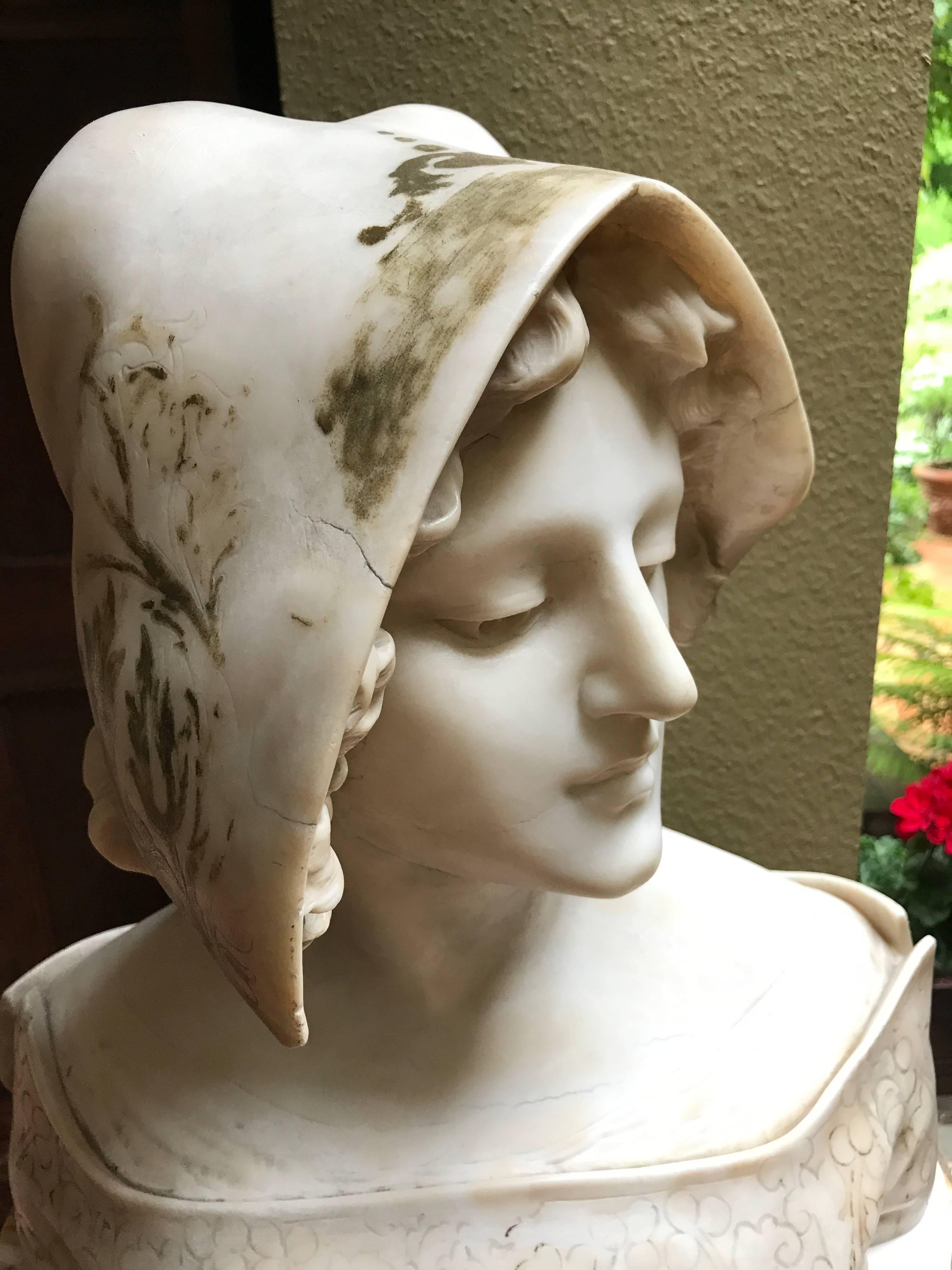 Frauenbüste von Vicari Cristoforo (Italien 1846-1913)

Italienischer Künstler berühmt für seine Frauenbüsten 
Weißer Marmor (Carrara) mit Resten von gemalten Spitzen an Kopf und Schultern
Signiert auf der Rückseite
Zwei Teile: Die Büste und der