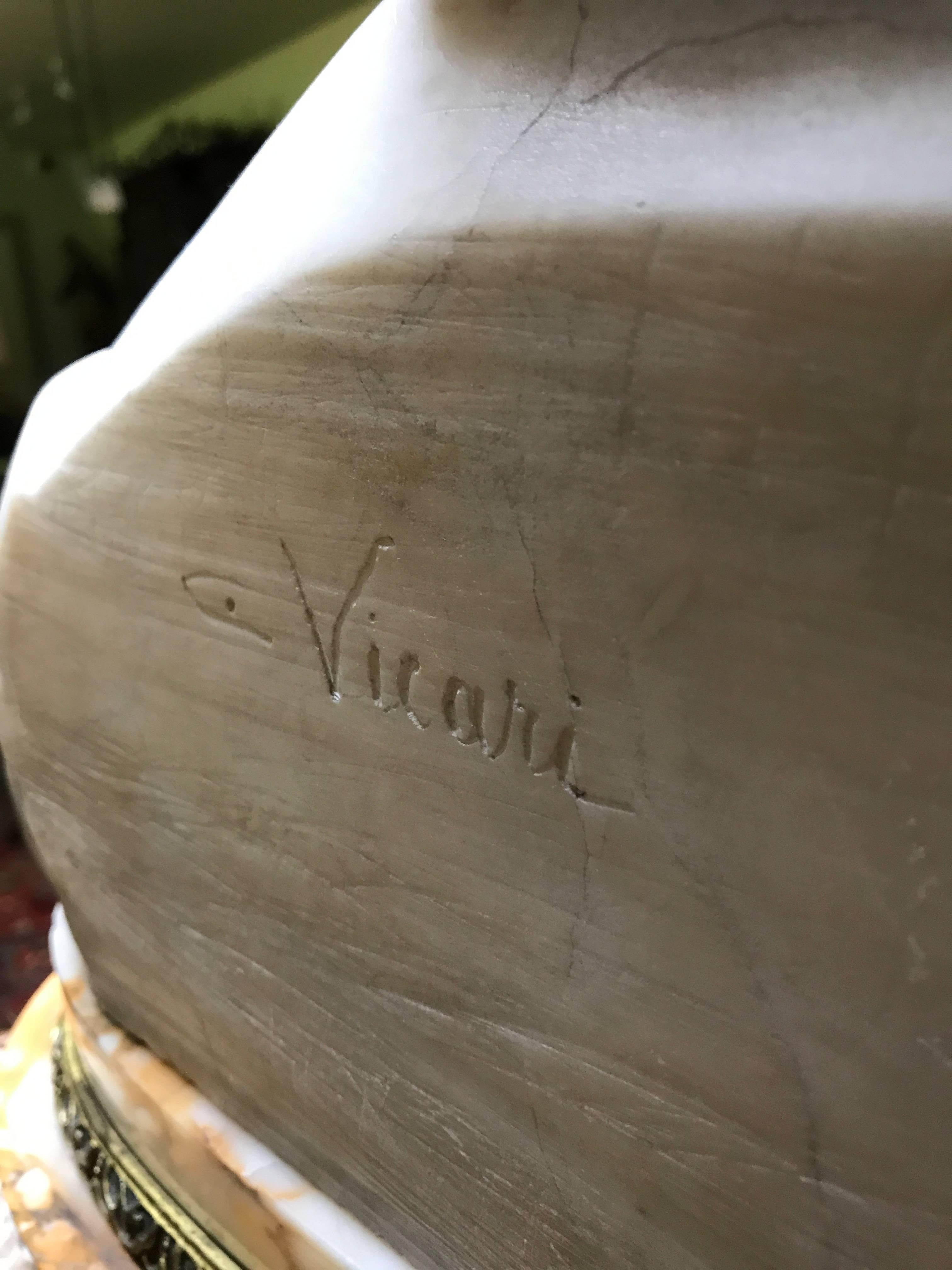 Fraubüste von Vicari Cristoforo aus weißem Marmor (Geschnitzt) im Angebot