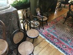Thonet  Collection de cinq pièces bois courbés   Chaises d'enfant différentes, 1900 enfant