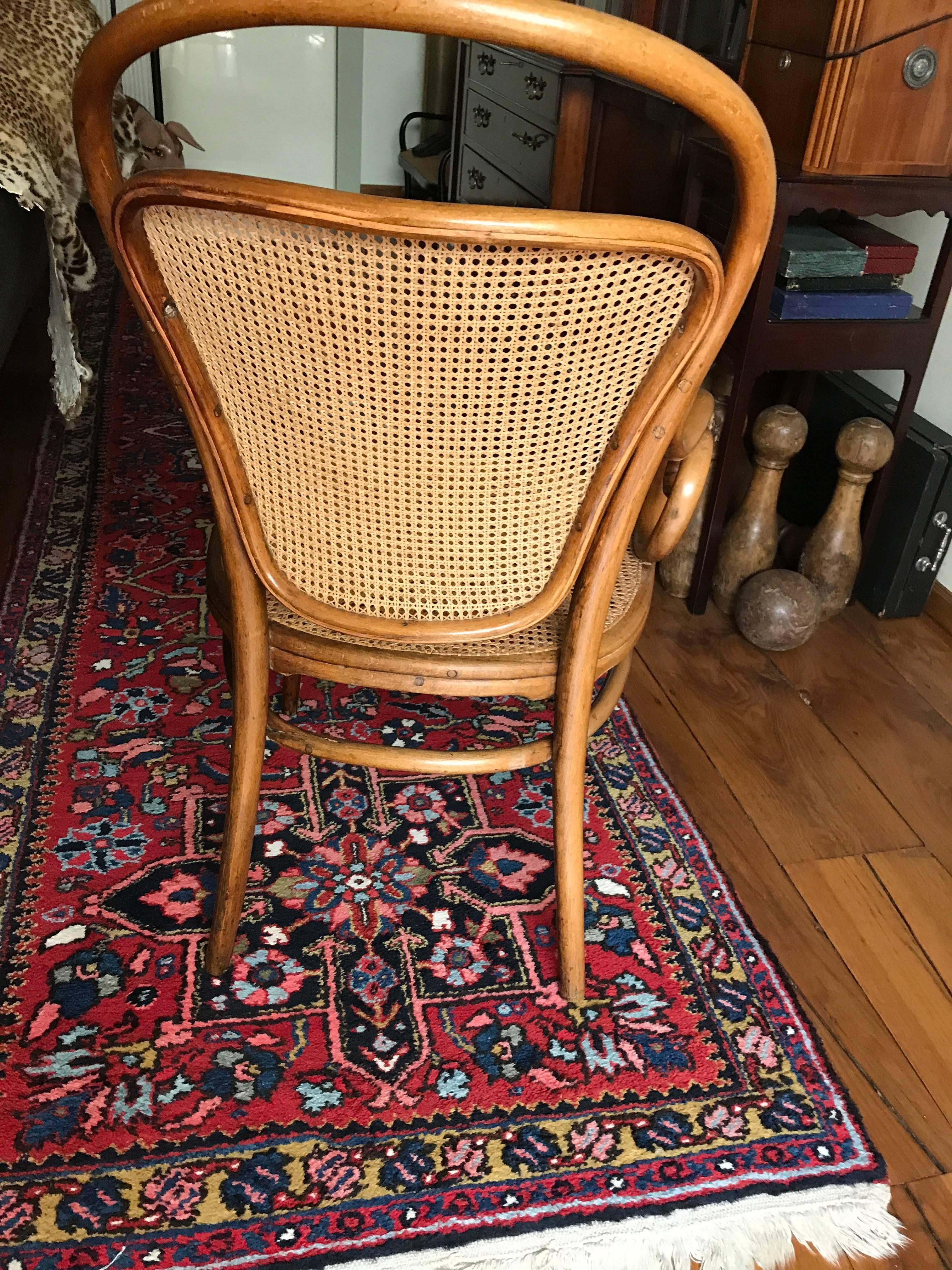 Lower fauteuil by Thonet nr 12 
beech natural 
labeled and stamped by Thonet 
circa 1890 
Measures: 55 x 53 x 98 x 42.
 