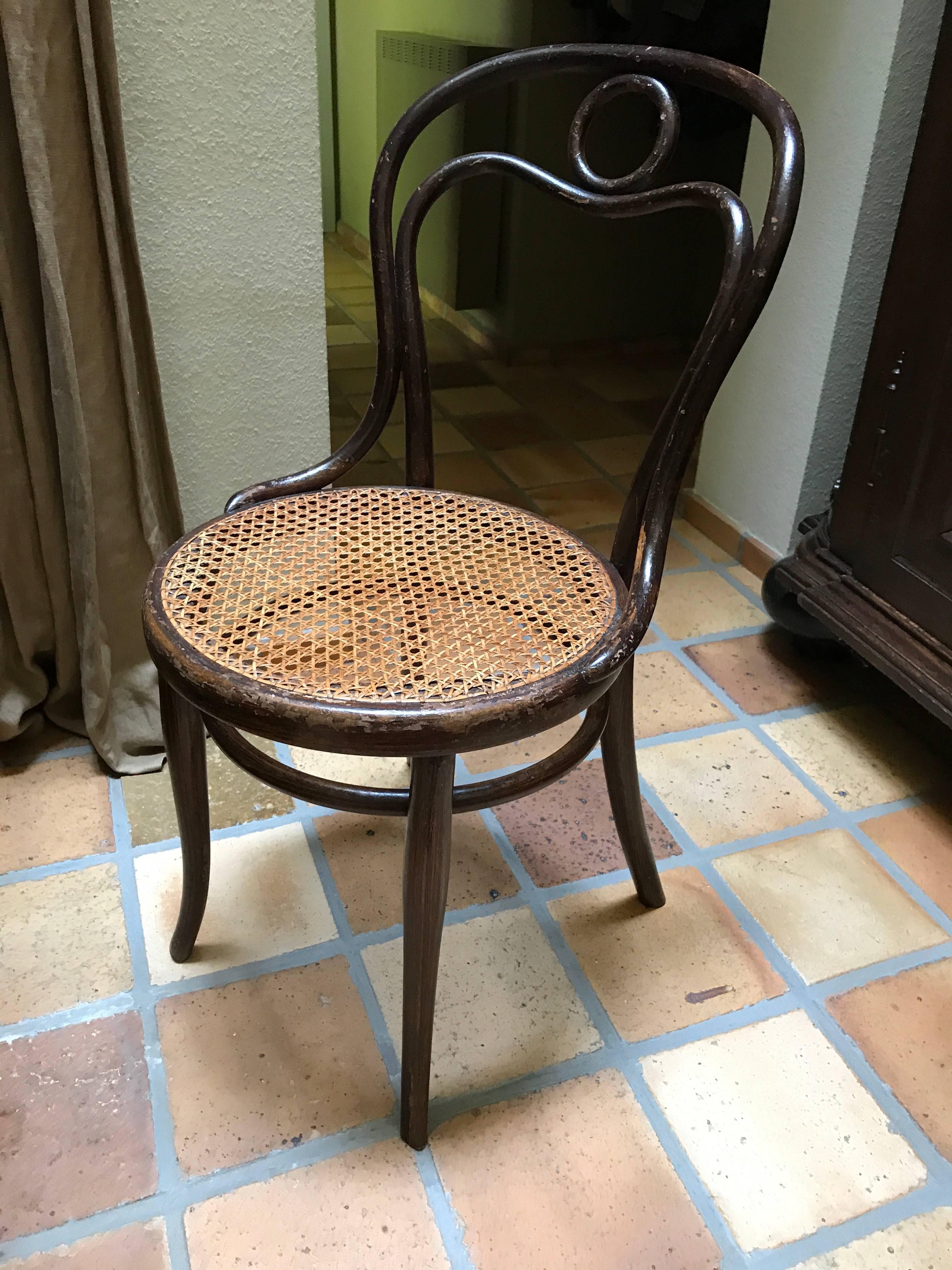 Beautiful original patina Thonet chair nr 31
circa 1890
labeled and stamped by Thonet
beech
measures: 45 x 40 x 87 x 47.
 
