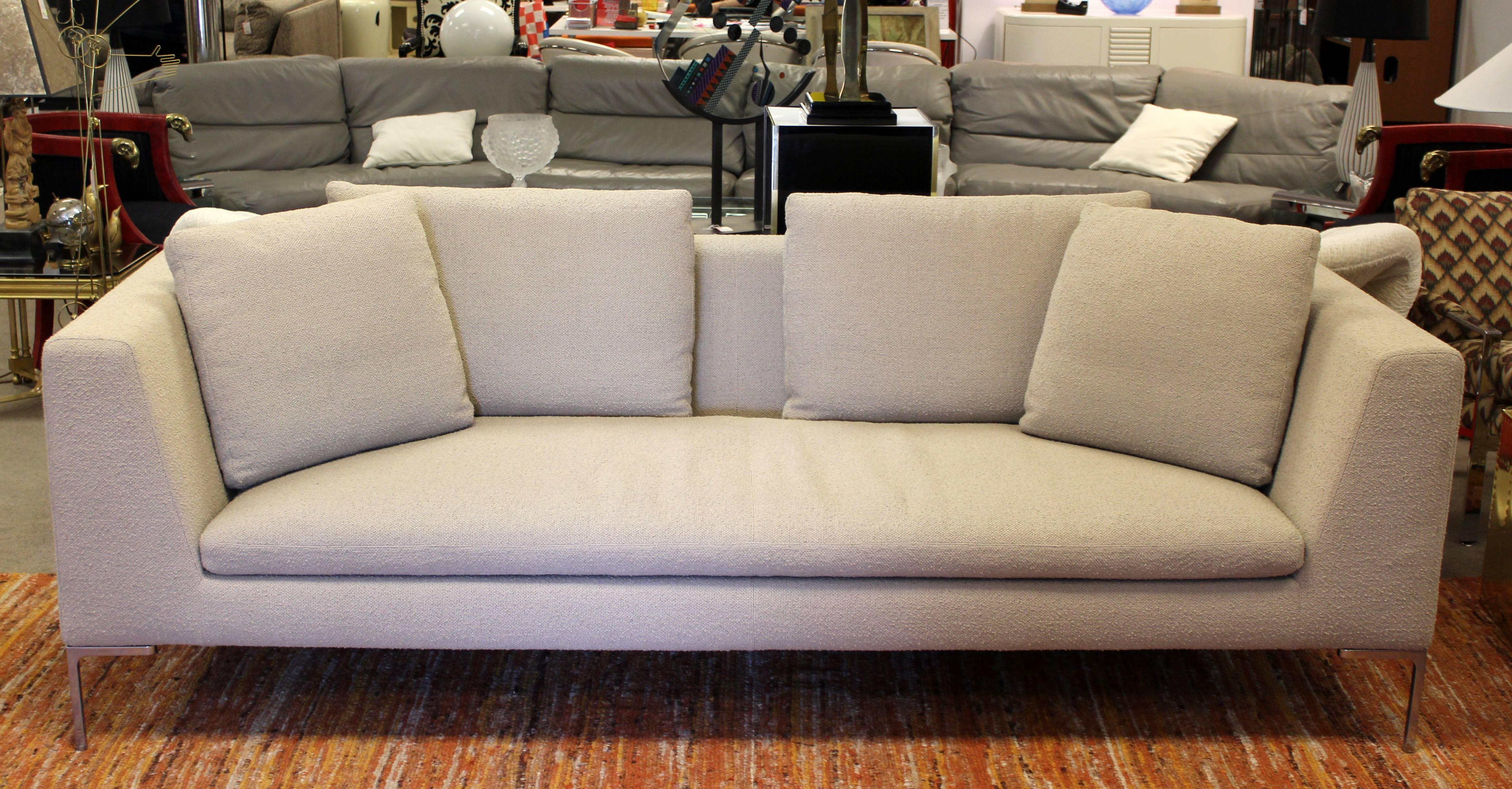 Ti proponiamo un divano elegante, extra lungo e dritto, con gambe cromate, di B&B Italia. Disegnato da Antonio Citterio, si chiama The Ray Sofa. Il più sorprendente tessuto bouclé color farina d'avena. Prodotto in Italia. In ottime condizioni. Le