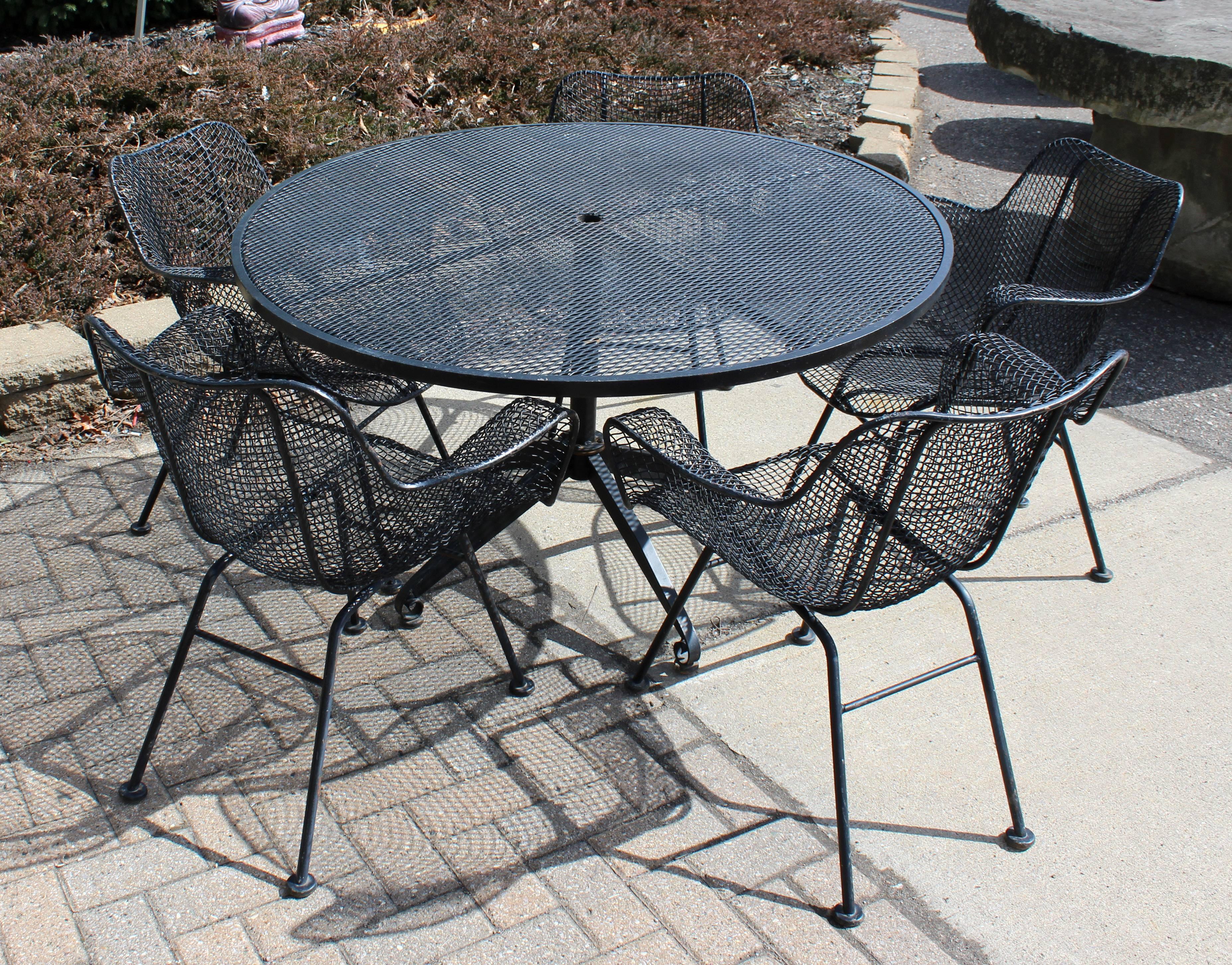 Mid-Century Modern Sculptura Wrought Iron Patio Set Table and Five Armchairs In Good Condition In Keego Harbor, MI