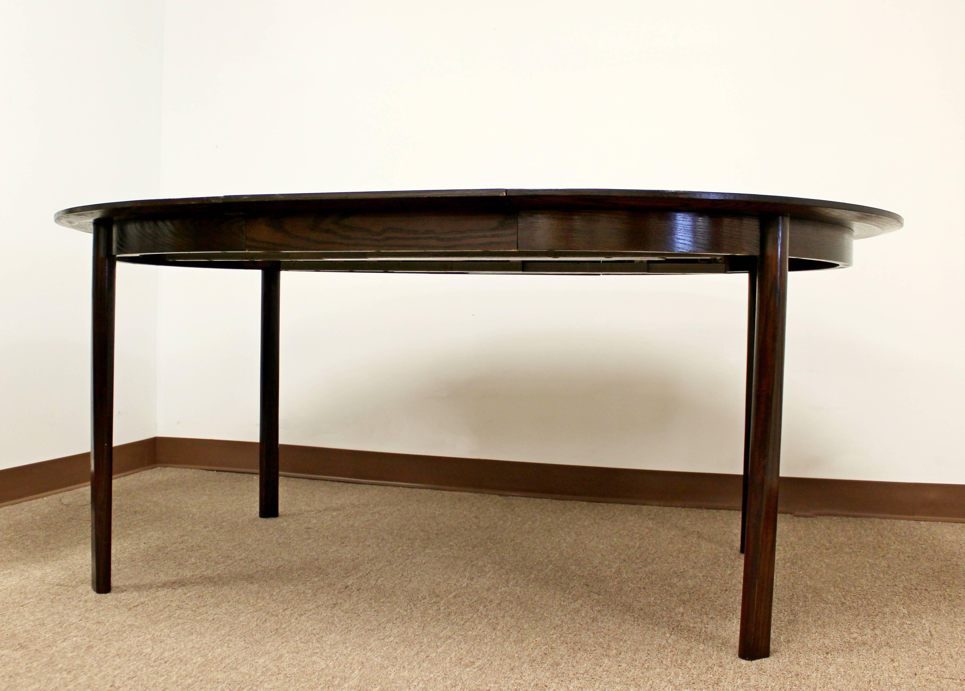 American Mid-Century Modern Mahogany Oval Extendable Dining Table and Leafs by Dunbar