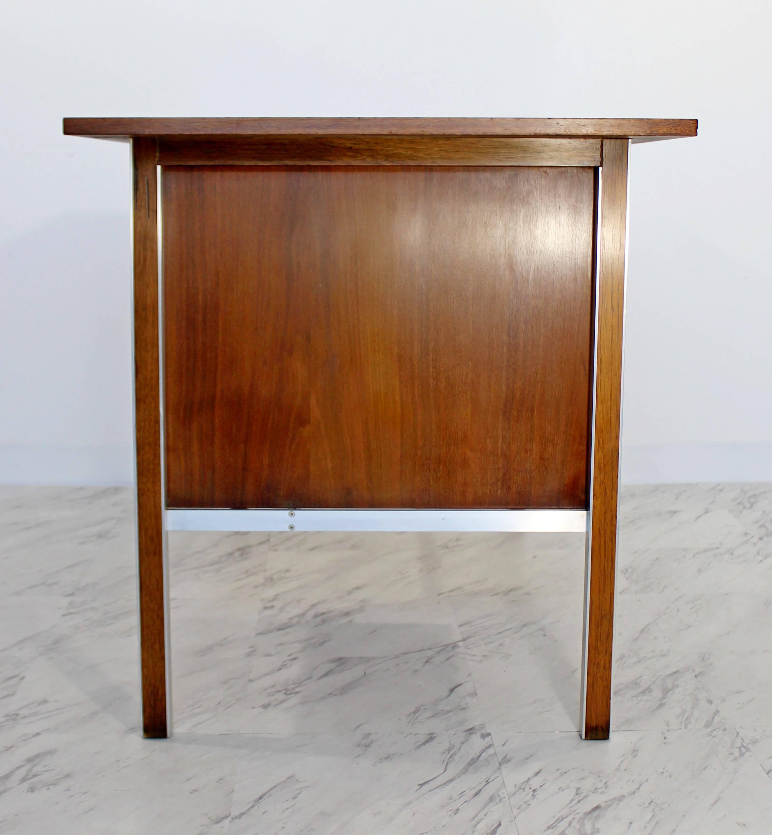 Mid-Century Modern Paul McCobb for Calvin Walnut Wood Desk with Two Drawers In Good Condition In Keego Harbor, MI