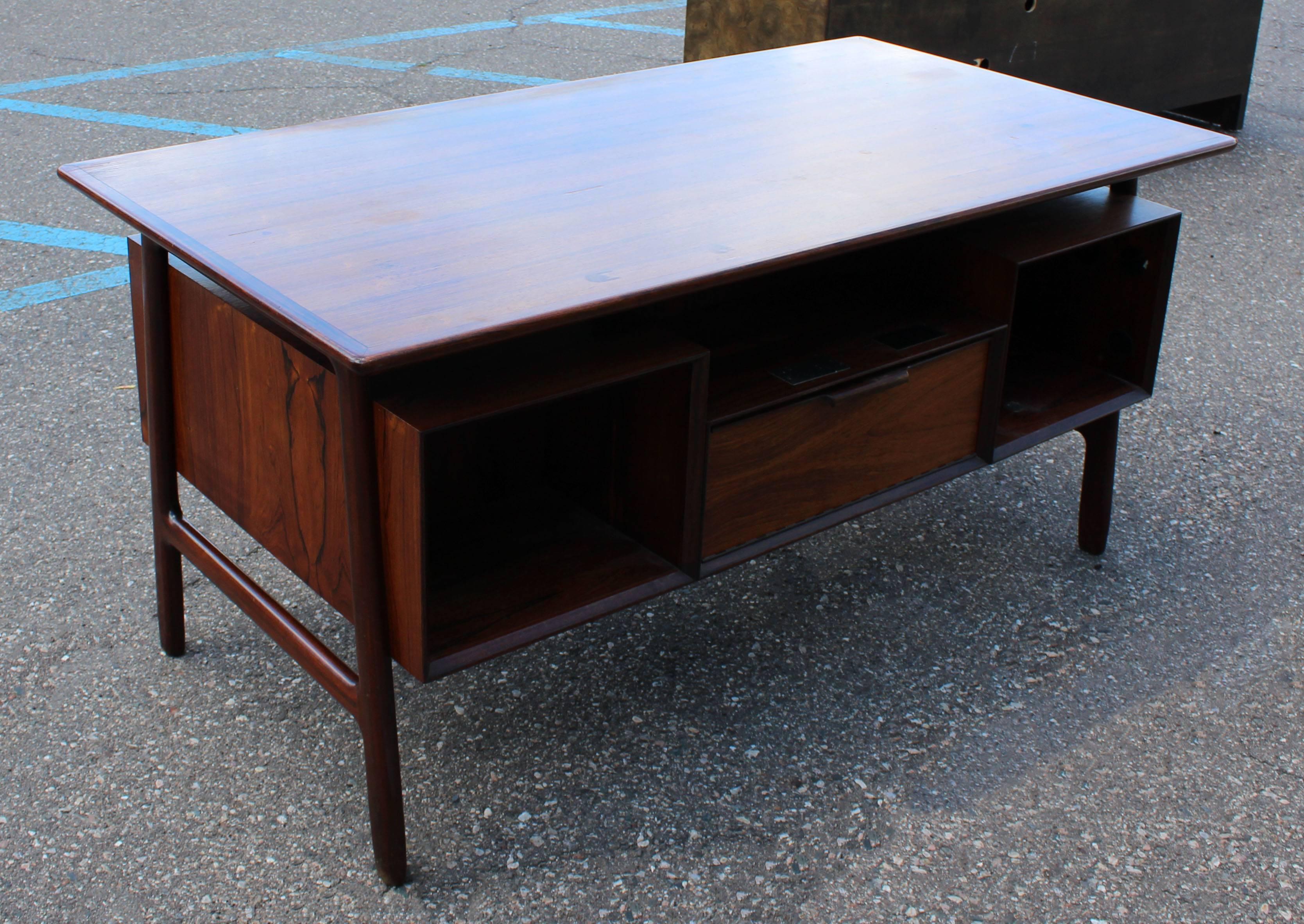 Mid-Century Modern Danish Rosewood Floating Top Desk by Gunni Omann, 1960s In Good Condition In Keego Harbor, MI