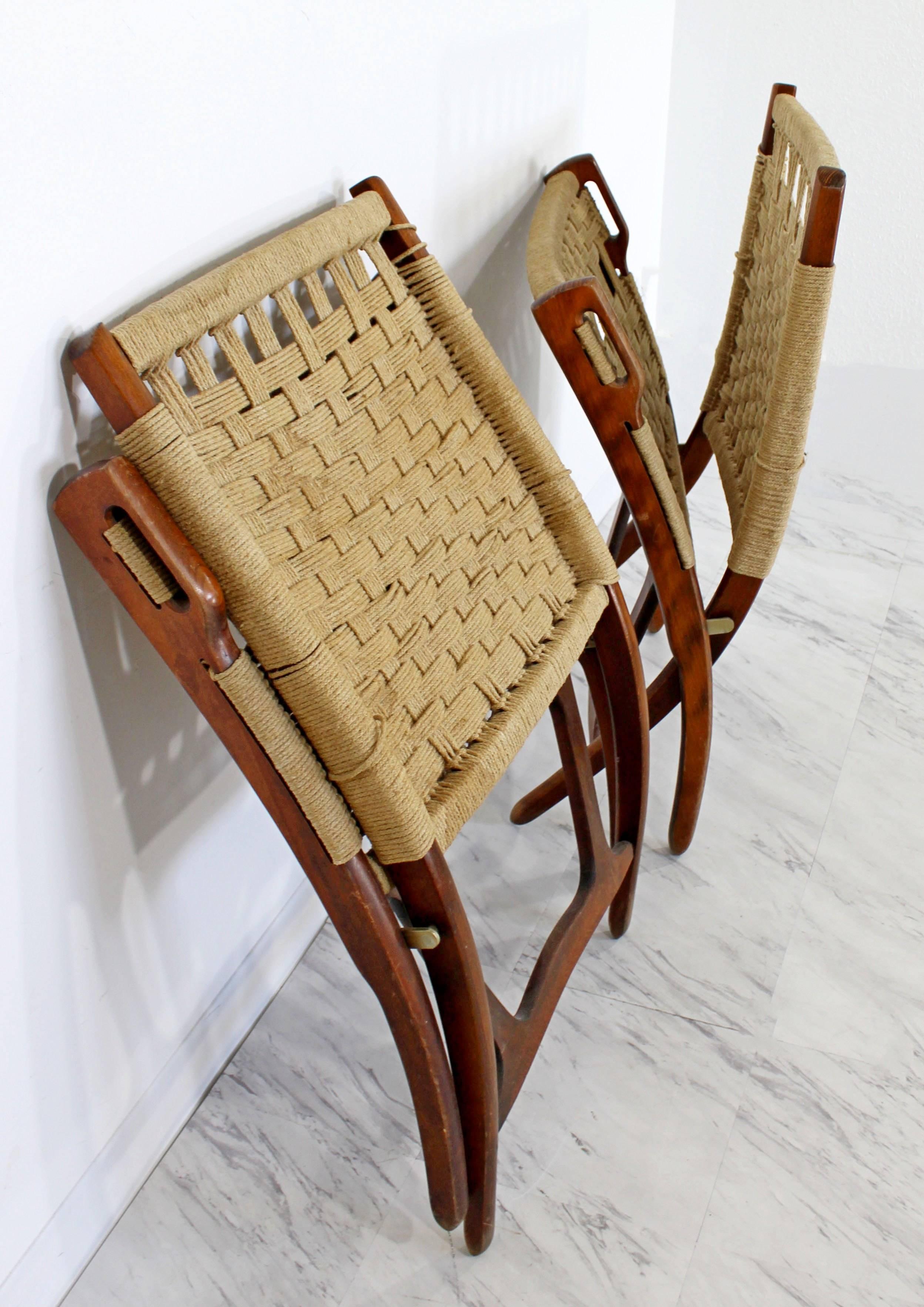 Mid-Century Modern Pair of Rope Cord and Wood Folding Chairs Hans Wegner Style In Good Condition In Keego Harbor, MI