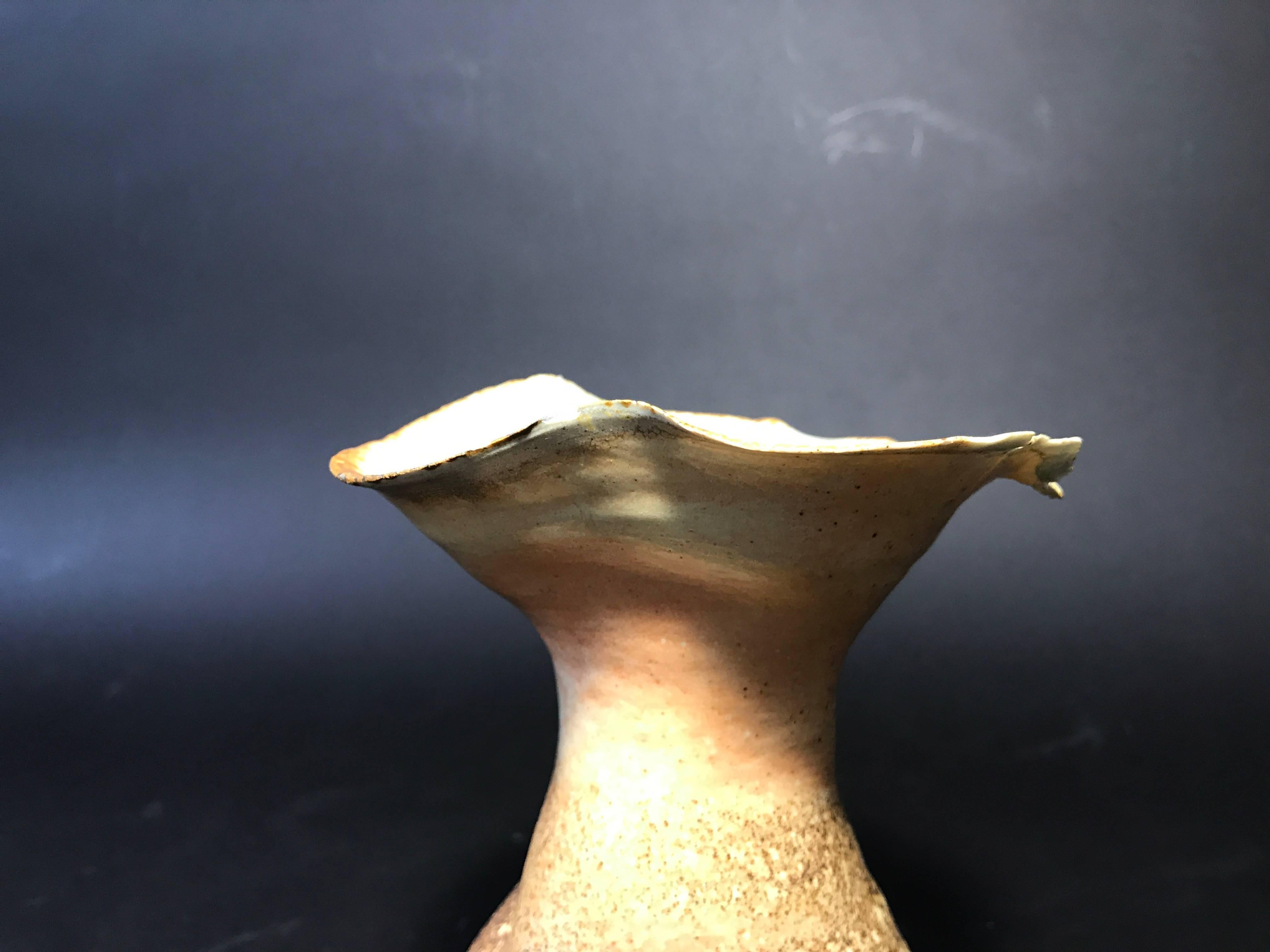 For your consideration is a handmade ceramic vessel by Mary Roehm. In very good condition

Dimensions are height 7.75' x diameter 5.75'

Mary Roehm is known for her paper thin wheel-thrown porcelain vessels. She explores the possibilities for