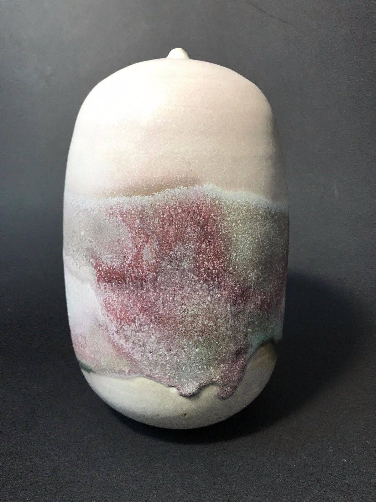 For your consideration is a ceramic moon pot with rattle, sculpture by ceramic artist Toshiko Takaezu. In excellent condition.

Dimensions are height 8