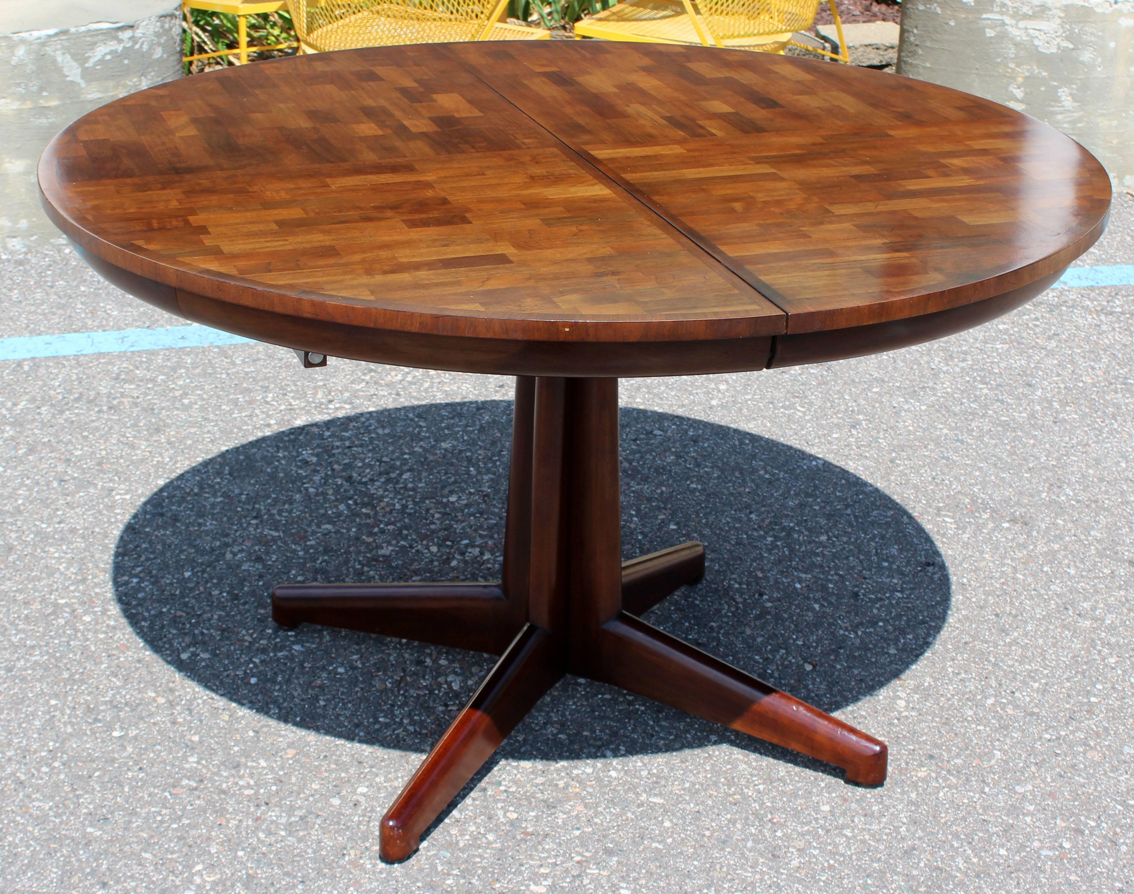 Mid-Century Modern Widdicomb Wood Oval Dining Expandable Table and Eight Chairs In Good Condition In Keego Harbor, MI