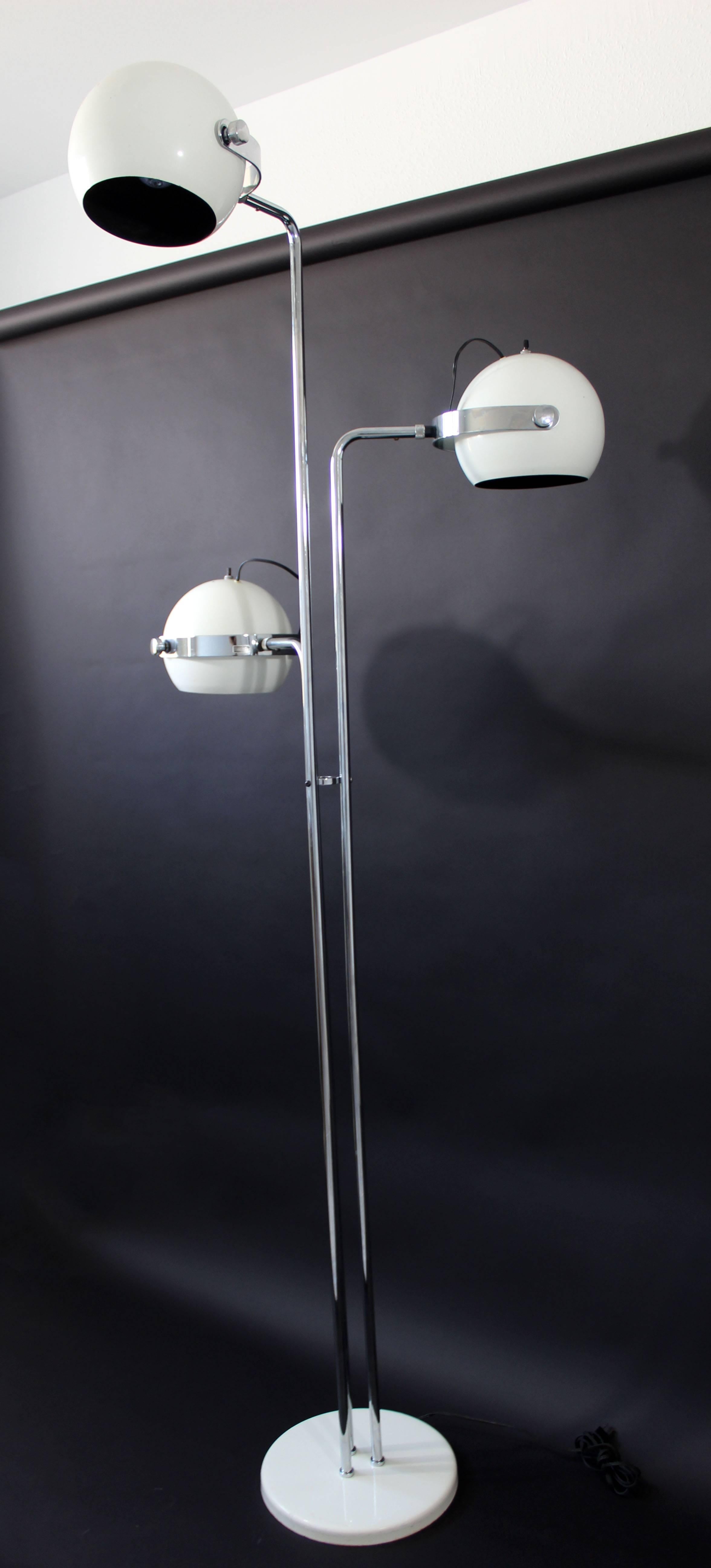 For your consideration is a rare and stunning beauty of a three-bulb floor lamp, made of chrome, partially covered in white enamel, by Robert Sonneman, circa the 1970s. In excellent condition. The dimensions are 27