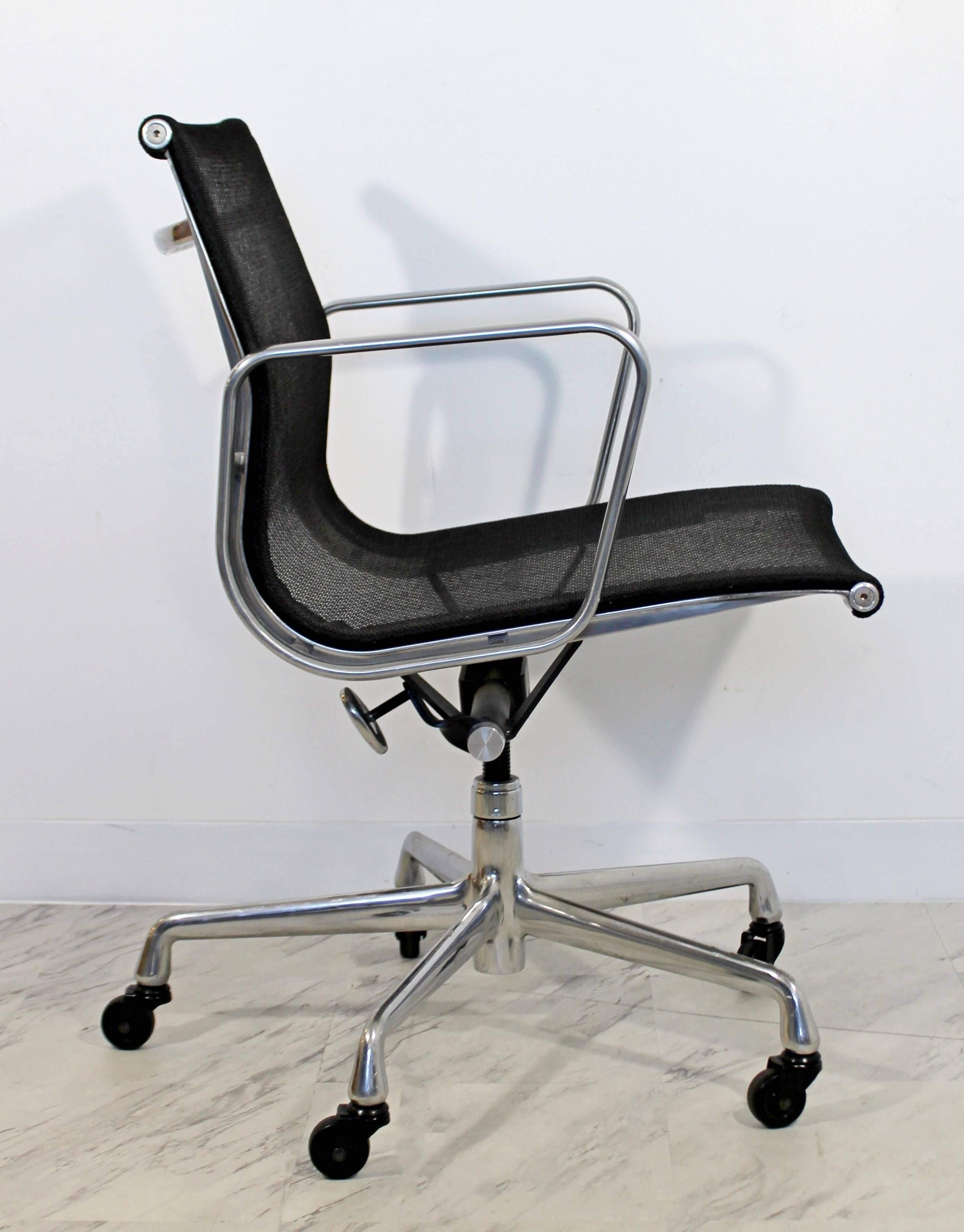 Mid-Century Modern Herman Miller Anniversary Edition Aluminum Group Chairs In Excellent Condition In Keego Harbor, MI