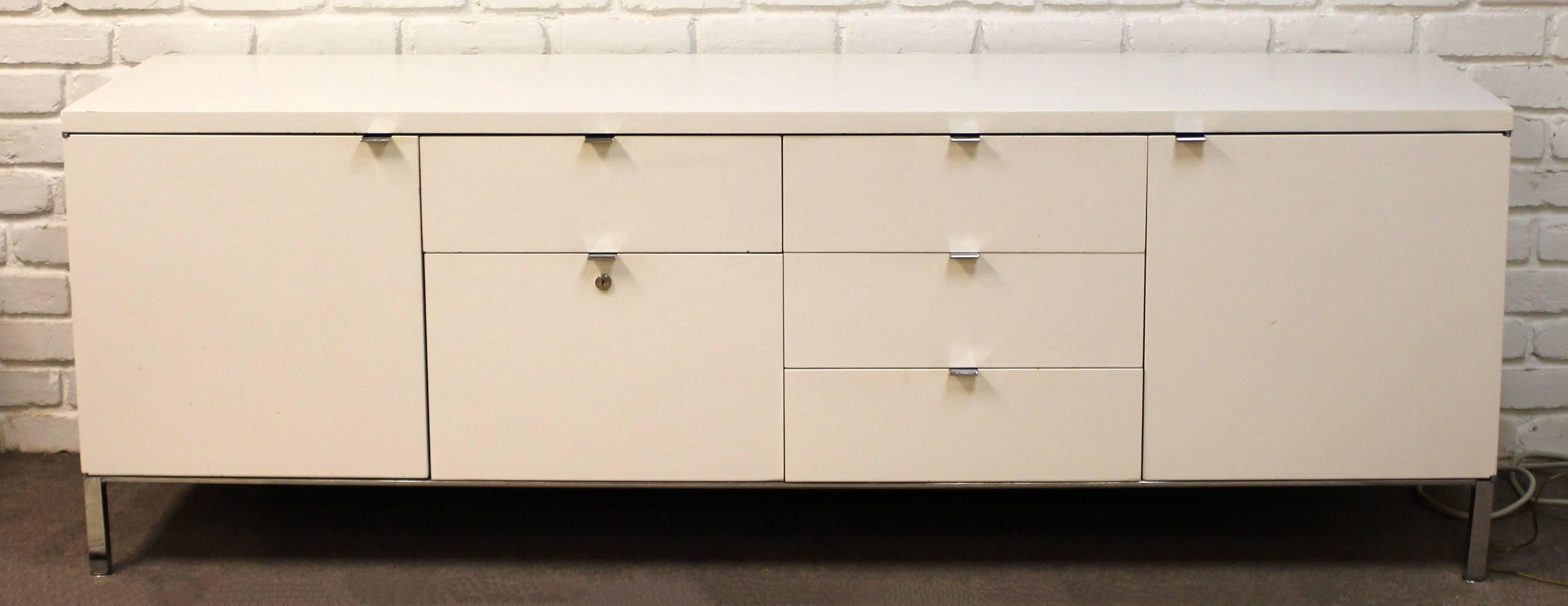 For your consideration is a marvellous, white credenza, with chrome legs and pulls, five drawers and two shelves, by Stow Davis. In great condition. The dimensions are 76