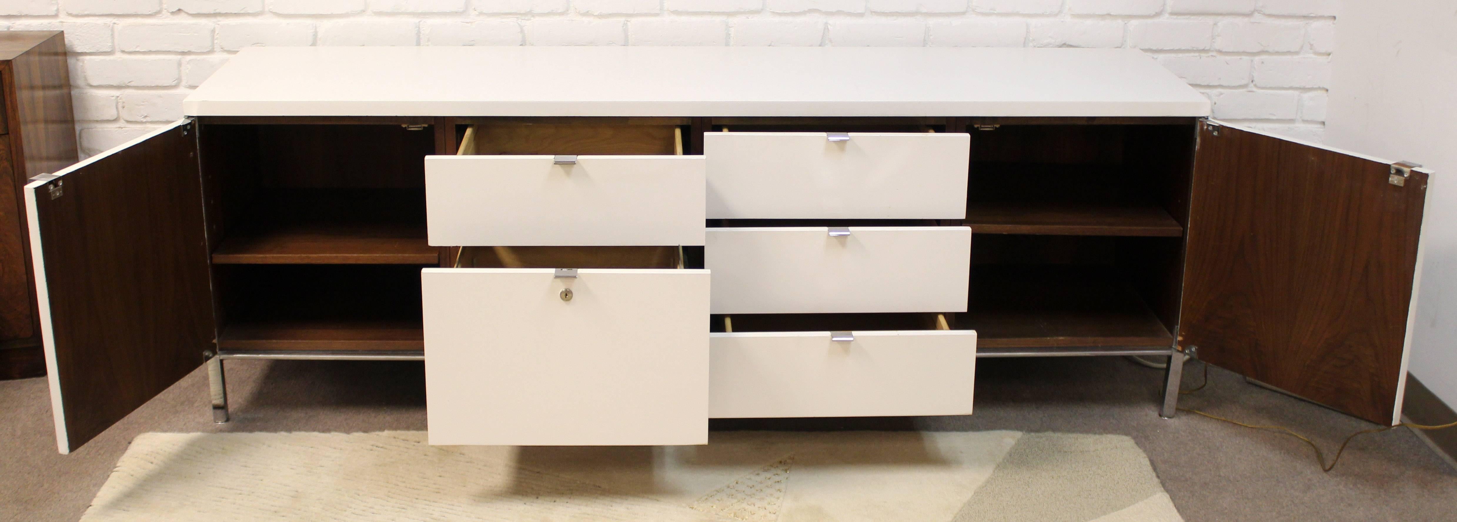 Mid-Century Modern Stow Davis Chrome White Credenza, 1960s Florence Knoll Style In Good Condition In Keego Harbor, MI