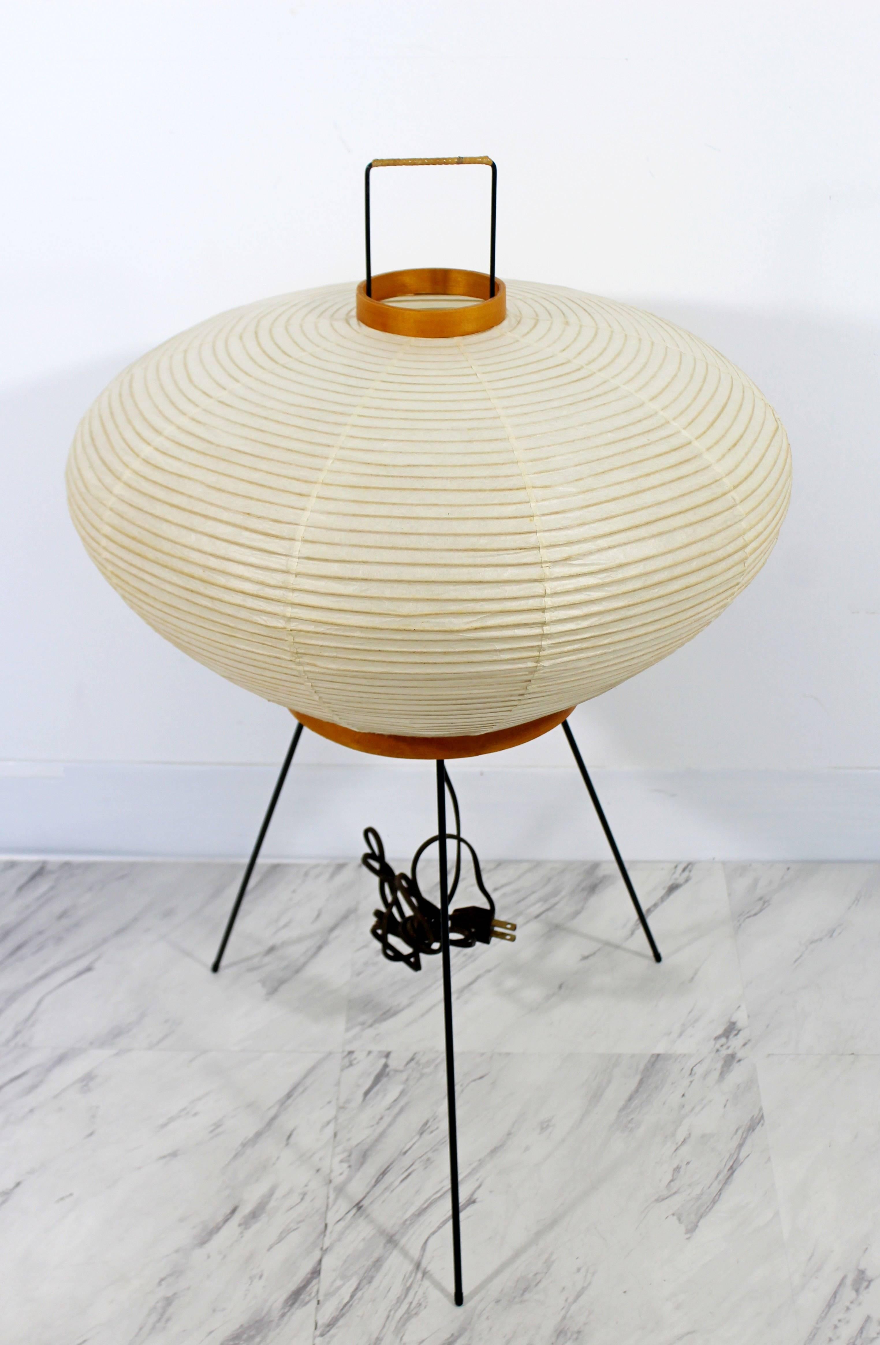 For your consideration is a sensational, original Akari 10A floor lamp by Isamu Noguchi, circa the 1950s. In excellent condition. The dimensions are 18