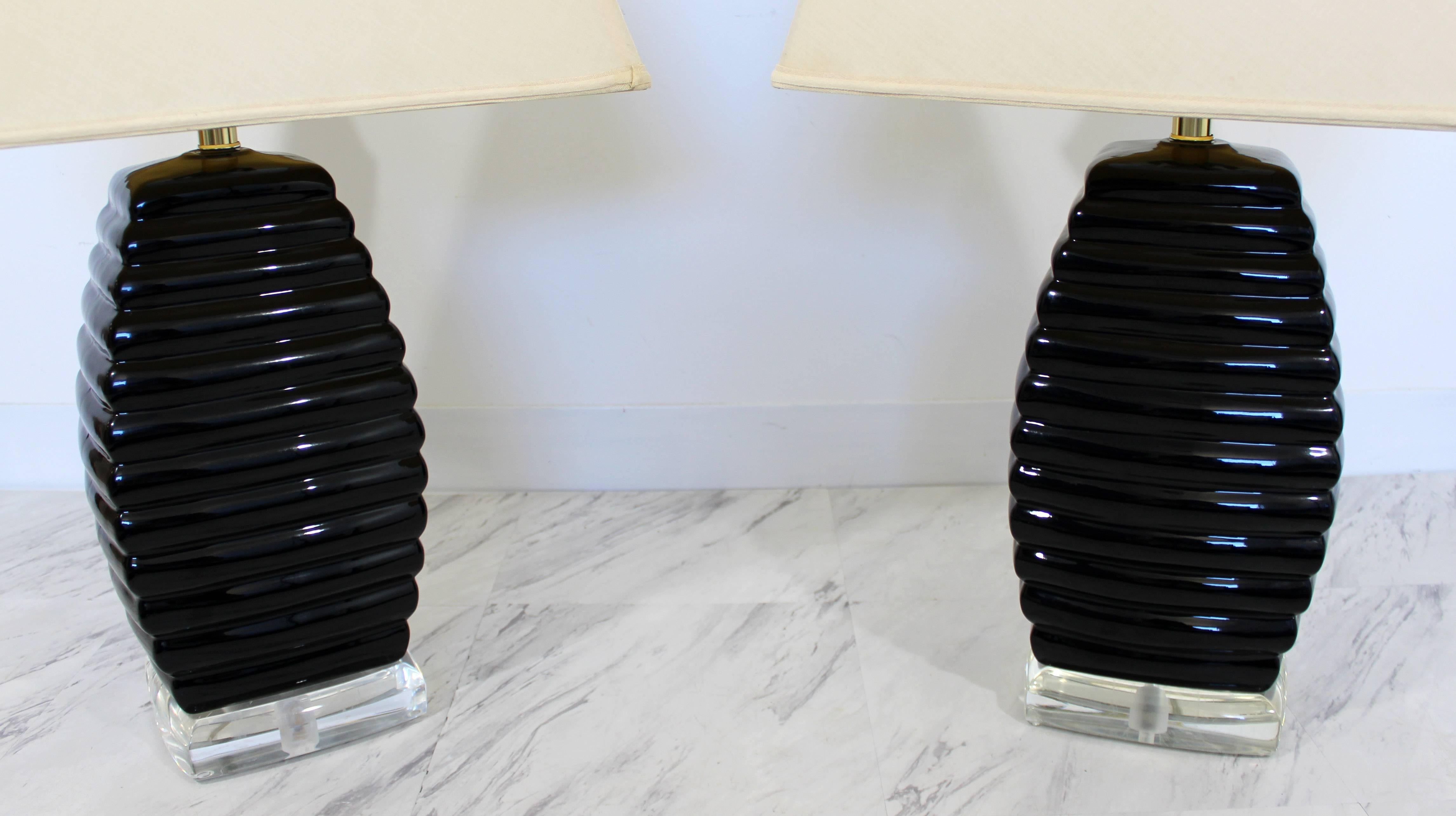 Mid-Century Modern Pair of Bauer Black & Clear Lucite Table Lamps Beehive Style In Good Condition In Keego Harbor, MI