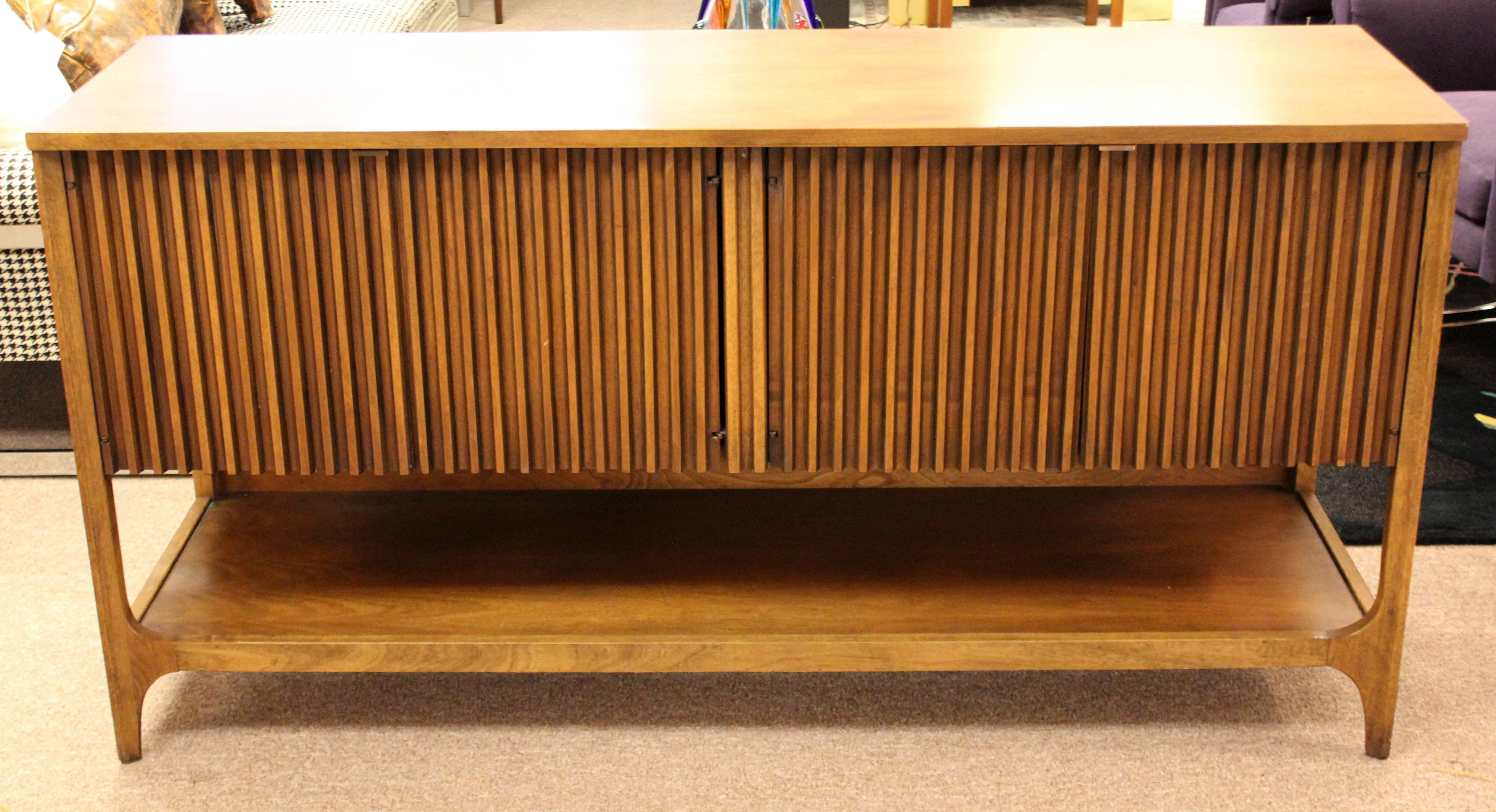 American Mid-Century Modern Broyhill Brasilia Tambour Style Door Short Credenza, 1970s