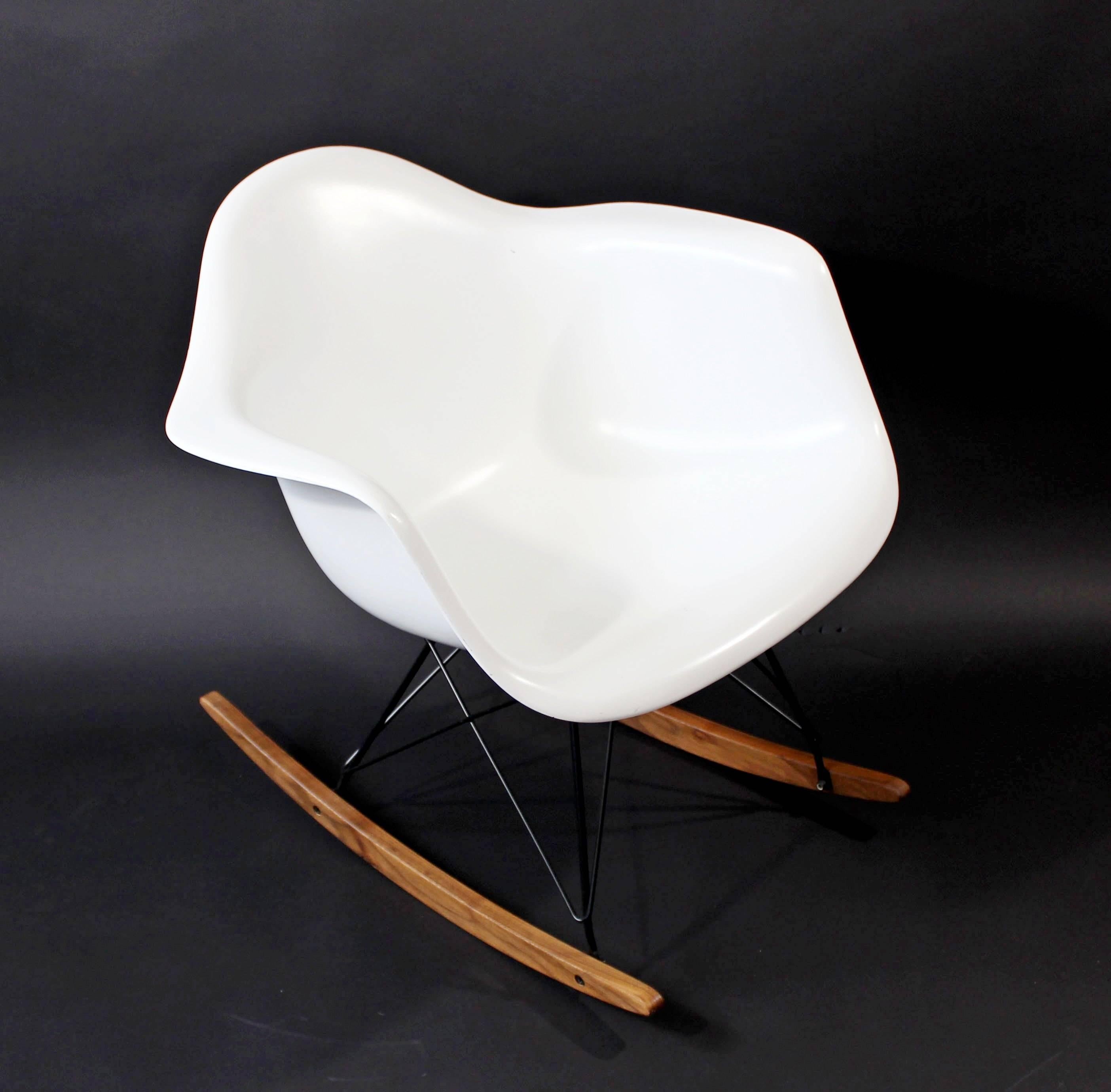 For your consideration is a vintage 1970s, Eames for Herman Miller, rocking chair with a recently painted white, fiberglass seat. In excellent condition. The dimensions are 25